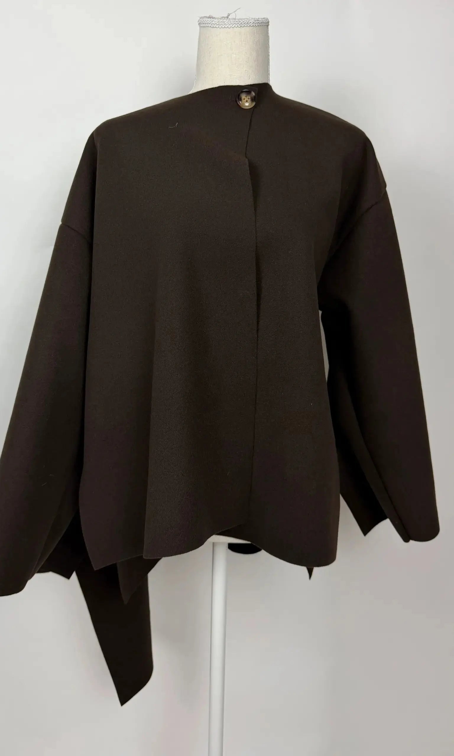kurzes cape mit schal aus polyester, asymmetrischer saum, vorne kürzer als hinten