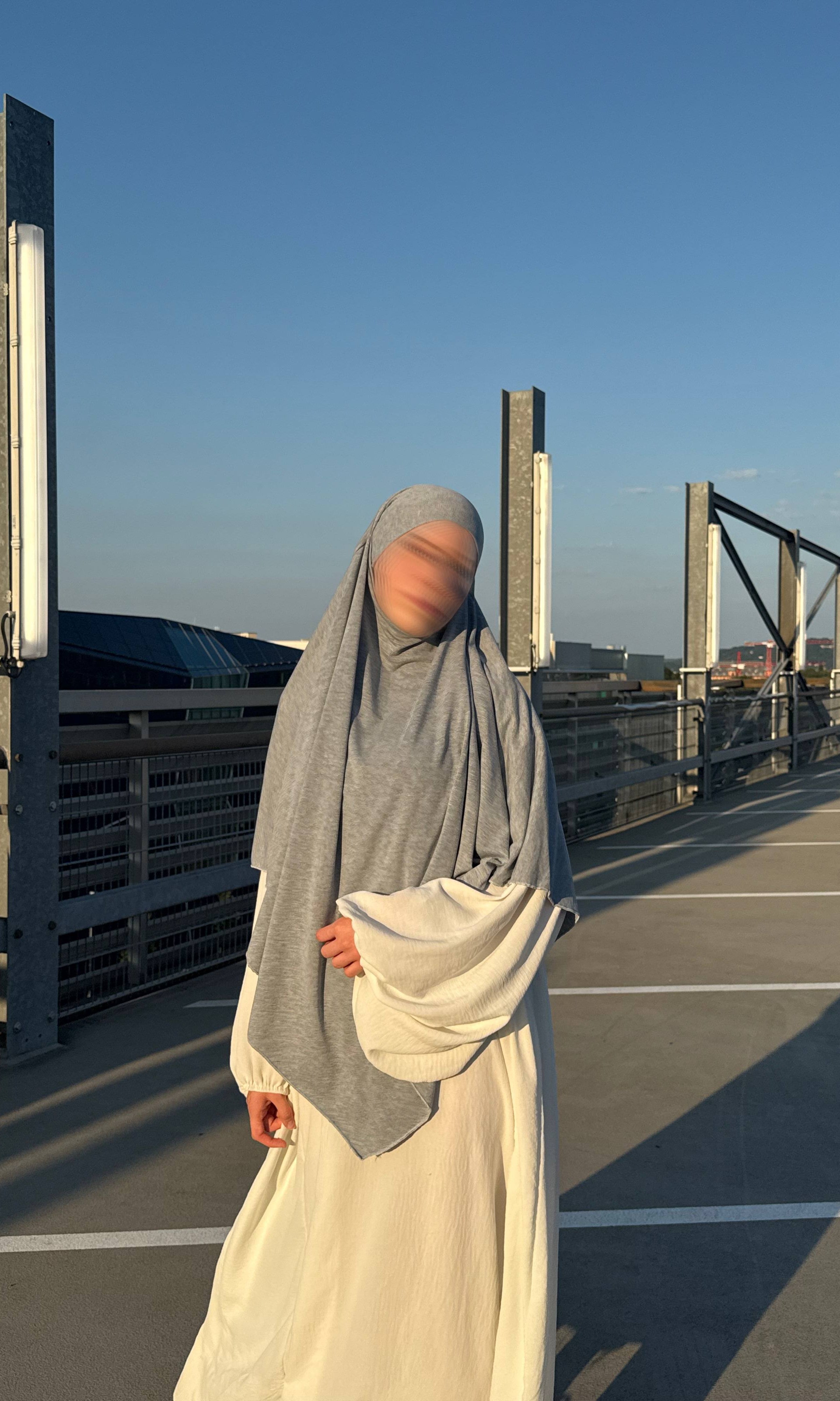 Jersey Khimar, grau, 95% Viskose/5% Elastan, frontale Ansicht mit locker fallendem Stoff.
