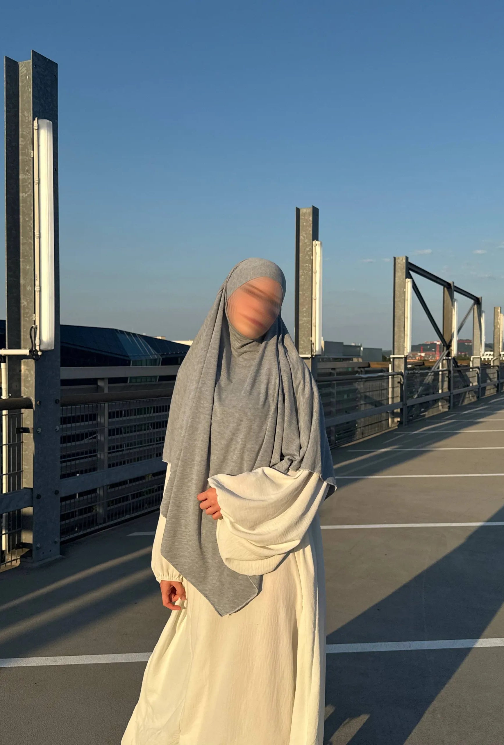 Jersey Khimar, grau, 95% Viskose/5% Elastan, frontale Ansicht mit locker fallendem Stoff.