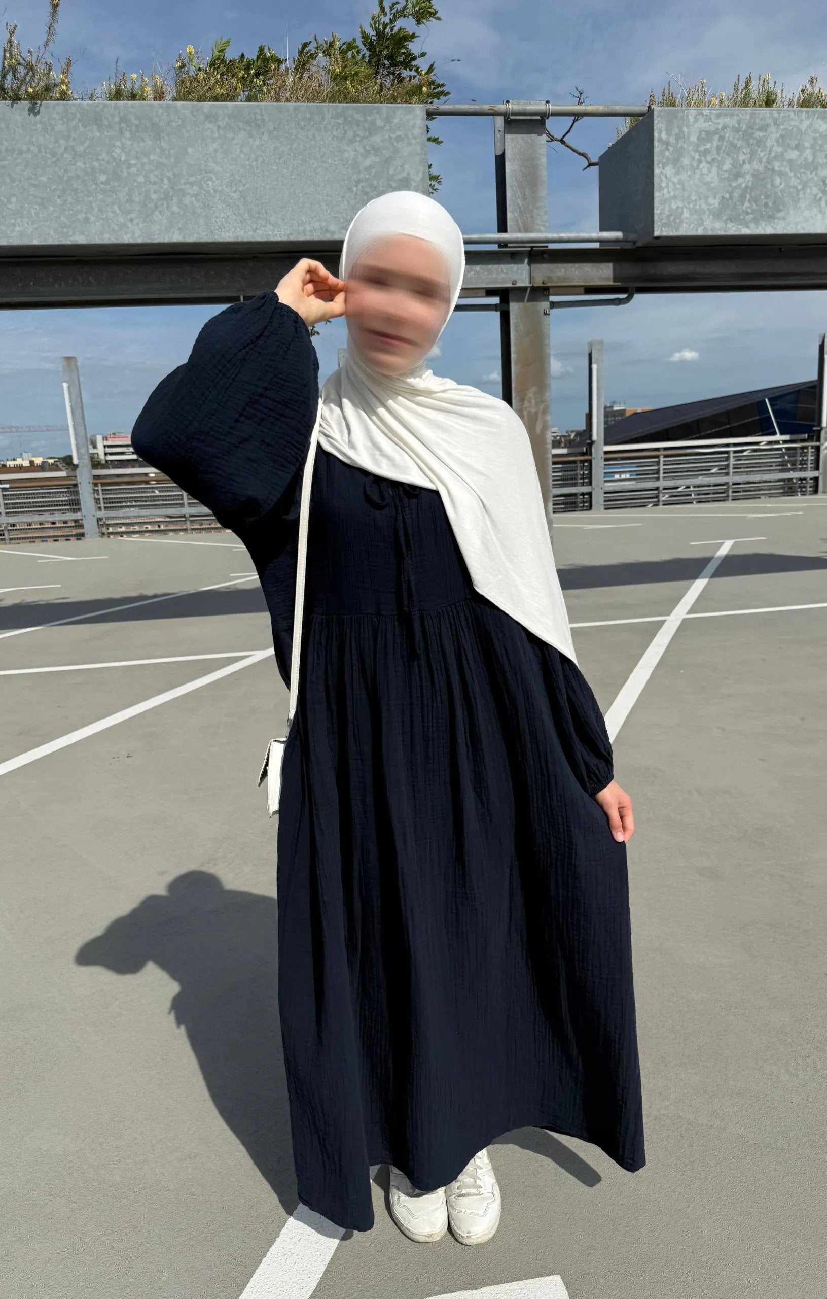 Maxikleid aus Musselin, 100% Baumwolle, mit Crinkle-Struktur und fließendem Fall, Gesamtansicht