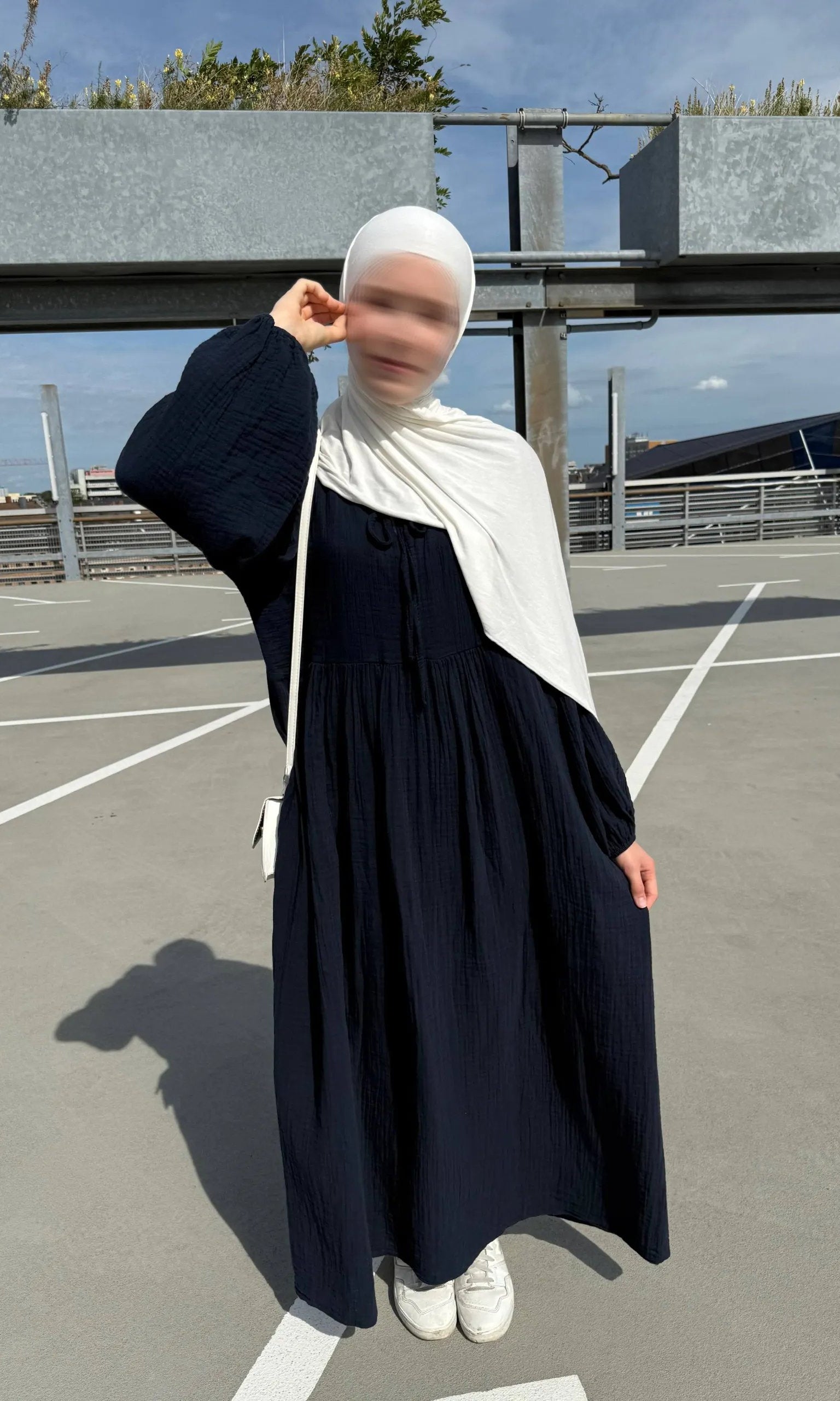 Maxikleid aus Musselin, 100% Baumwolle, mit Crinkle-Struktur und fließendem Fall, Gesamtansicht