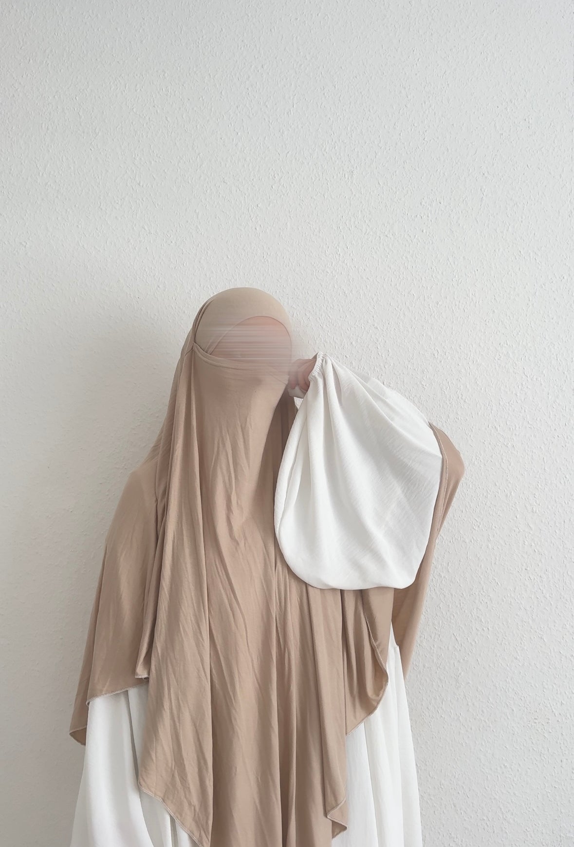 jersey khimar beige aus viskose-elastan, frontansicht, langer drapierter fall, mit weißem detail rechts