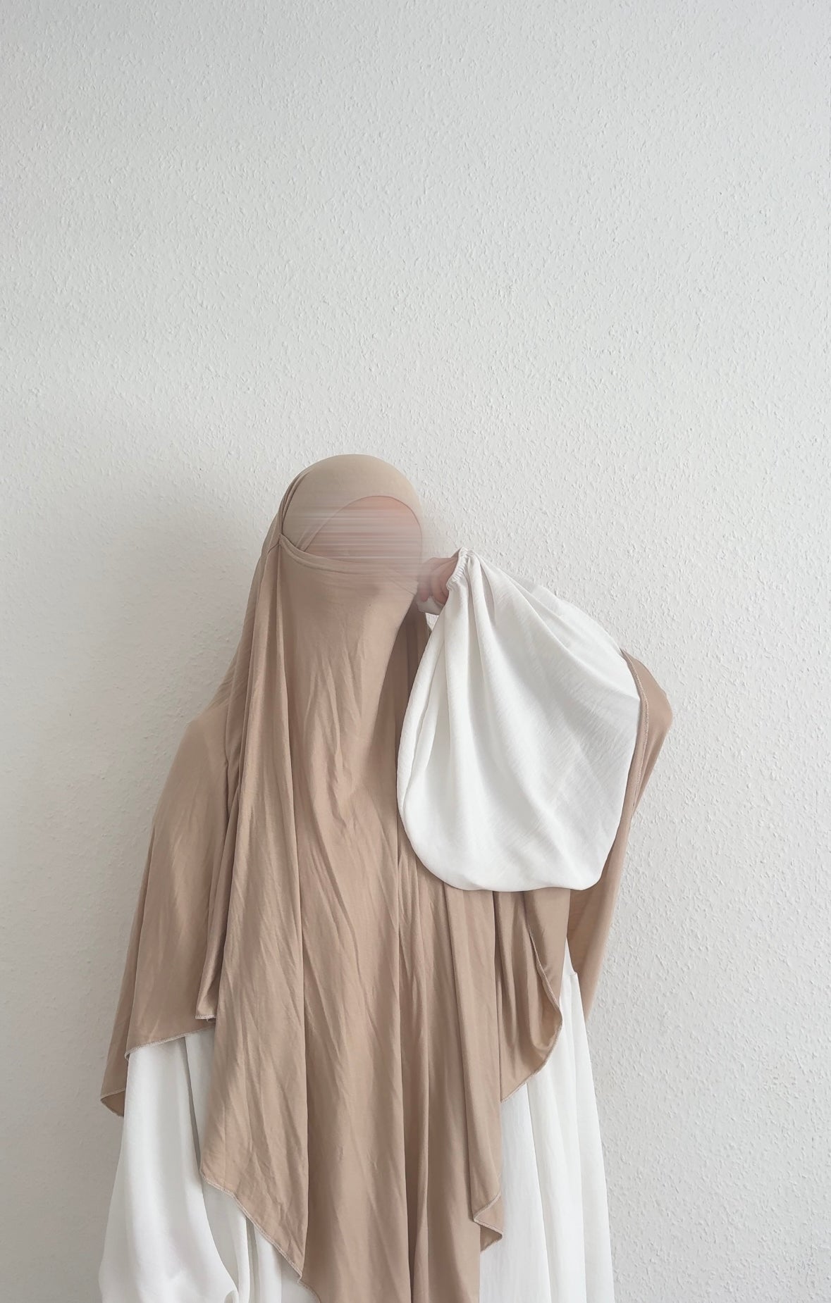 jersey khimar beige aus viskose-elastan, frontansicht, langer drapierter fall, mit weißem detail rechts