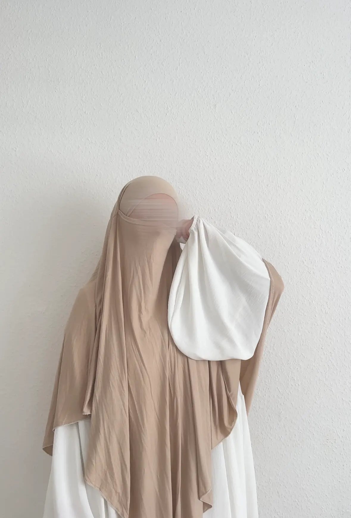 jersey khimar beige aus viskose-elastan, frontansicht, langer drapierter fall, mit weißem detail rechts