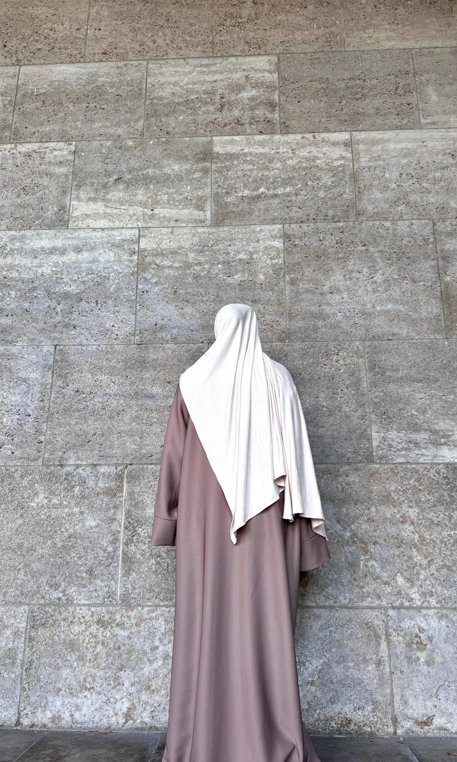 taupefarbene abaya aus fließendem polyester, oversized-schnitt, weite ärmel, rückansicht