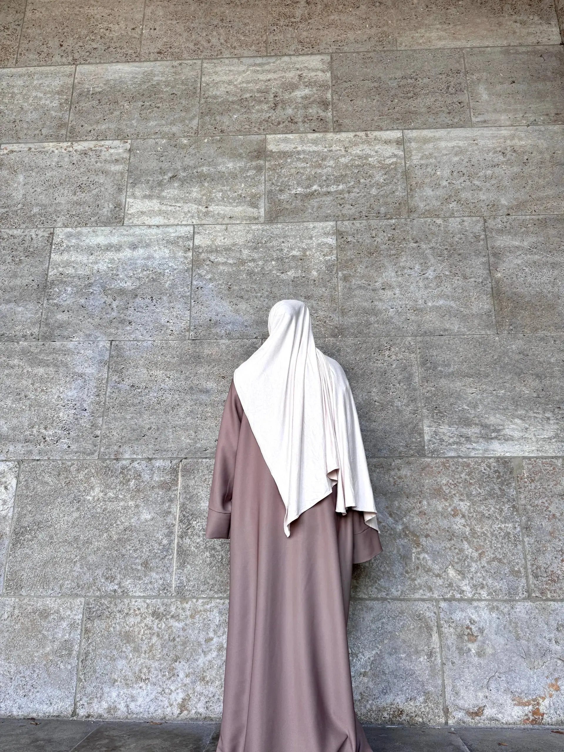 taupefarbene abaya aus fließendem polyester, oversized-schnitt, weite ärmel, rückansicht