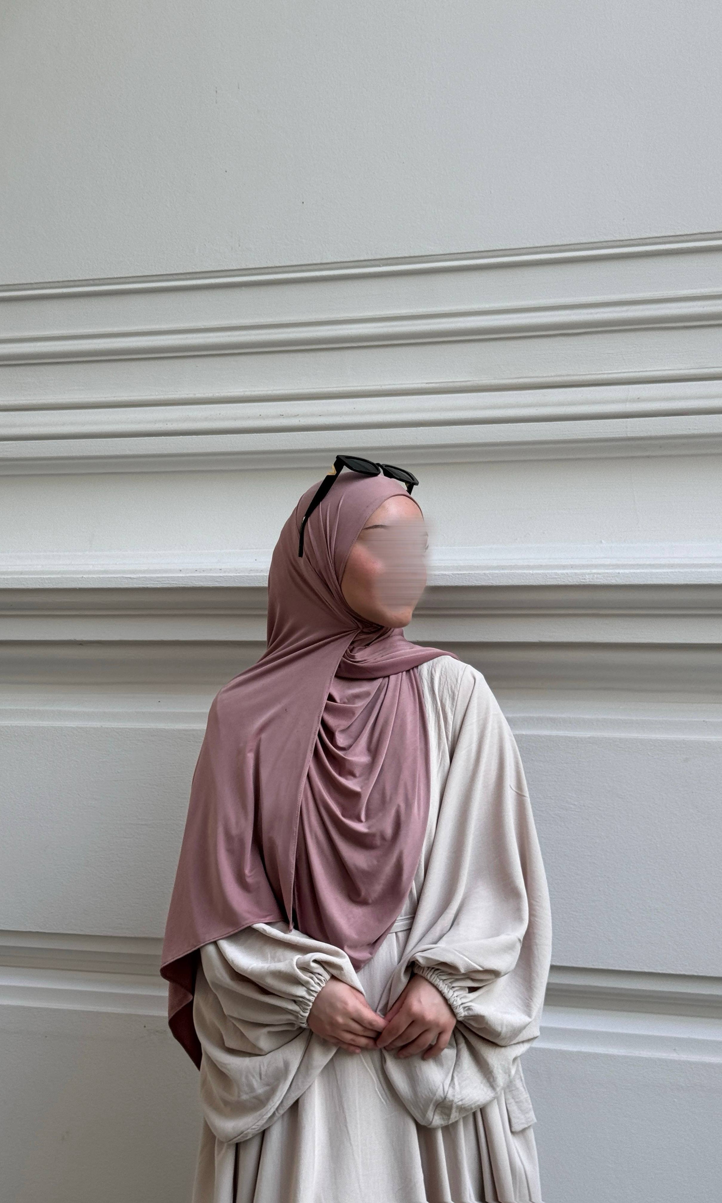 Cremefarbene Abaya aus Jazzstoff mit weiten Ballonärmeln, Vorderansicht