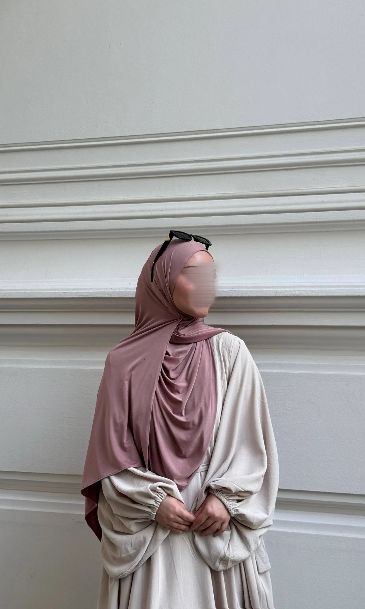 Cremefarbene Abaya aus Jazzstoff mit weiten Ballonärmeln, Vorderansicht