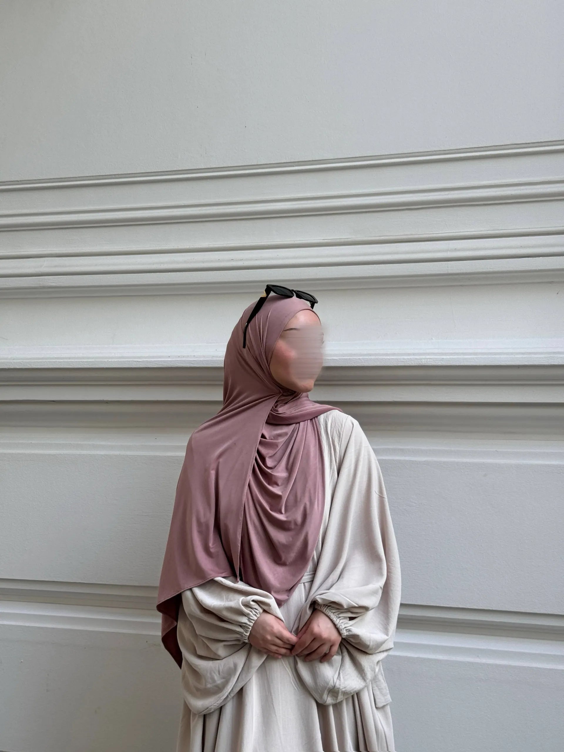 Cremefarbene Abaya aus Jazzstoff mit weiten Ballonärmeln, Vorderansicht