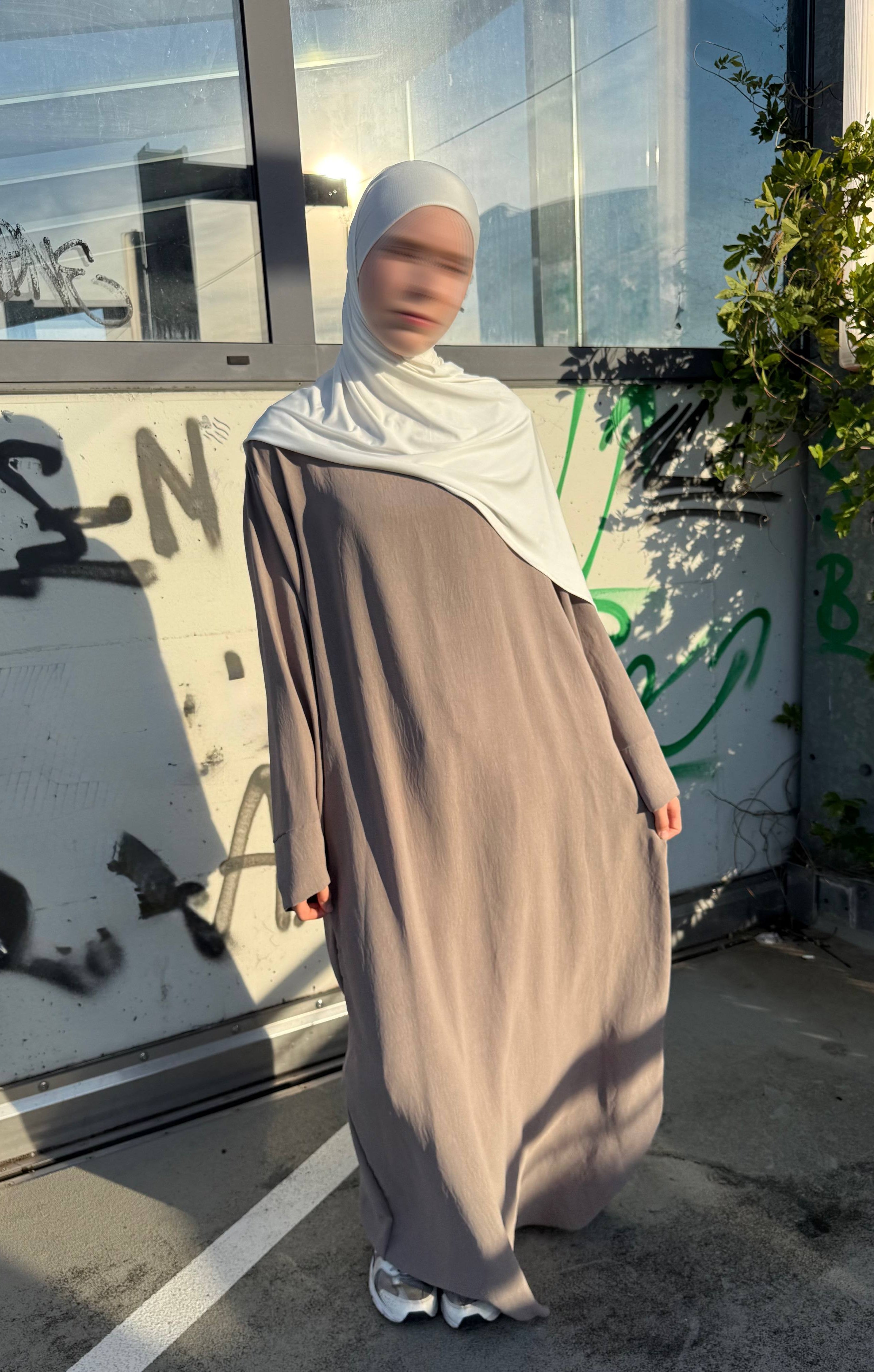 bodenlange abaya aus jazz, luftig mit fließendem fall, frontansicht