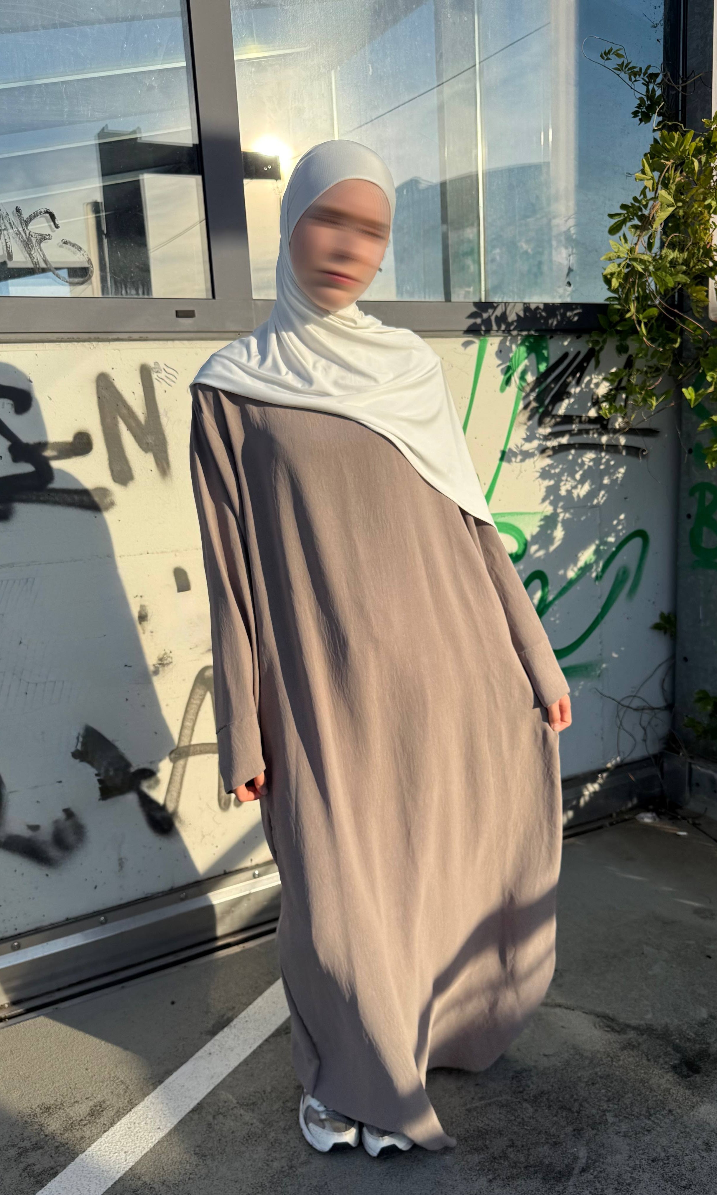 bodenlange abaya aus jazz, luftig mit fließendem fall, frontansicht