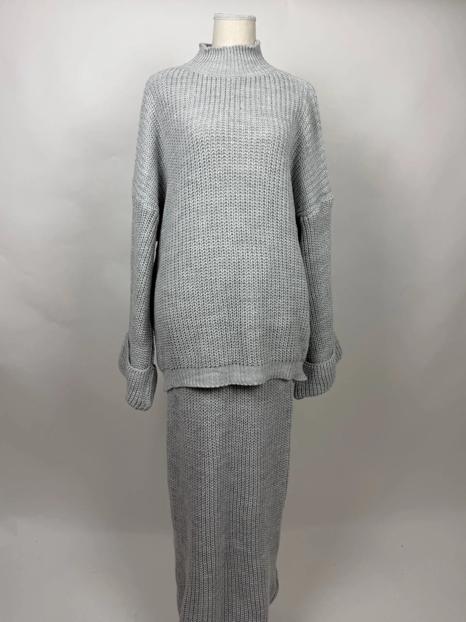 Acryl-Zweiteiler mit langem Rock (110 cm) und Oberteil (80 cm)