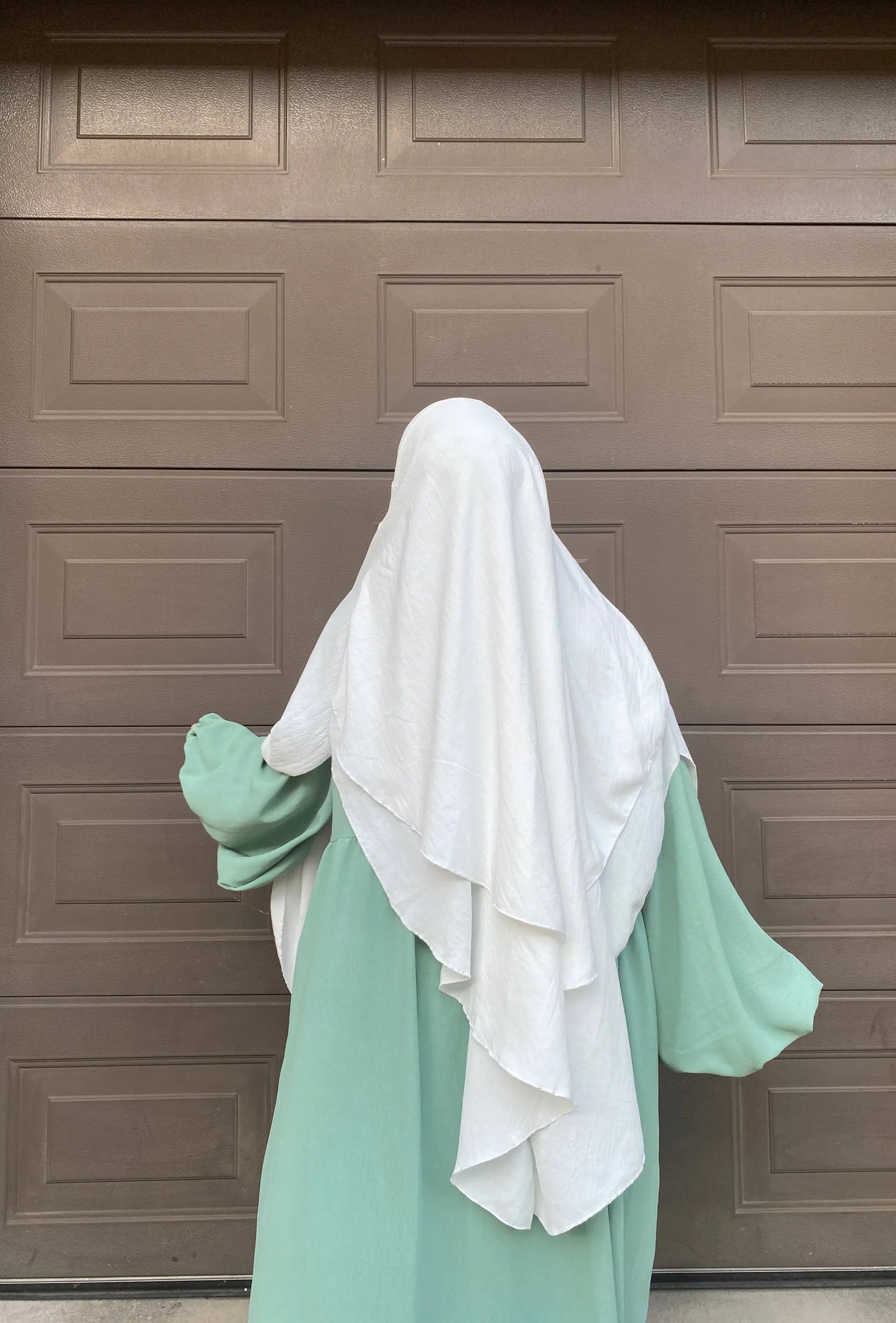 Mintgrüne Abaya aus Jazz-Stoff mit Ballonärmeln, Rückenansicht mit weißem, zweilagigem Khimar