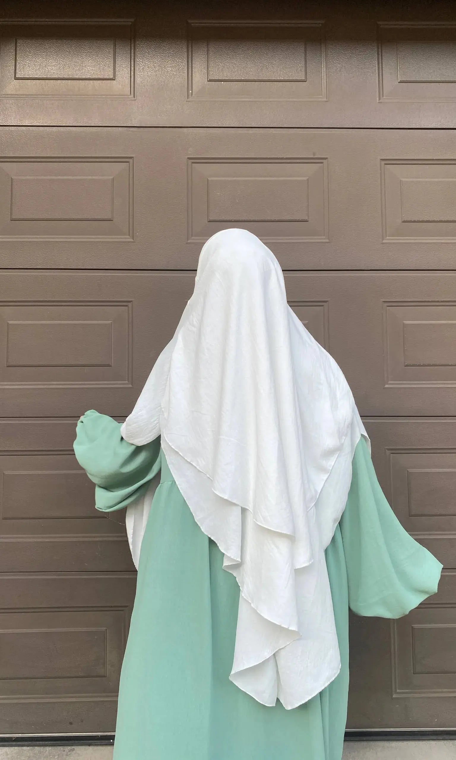 Mintgrüne Abaya aus Jazz-Stoff mit Ballonärmeln, Rückenansicht mit weißem, zweilagigem Khimar