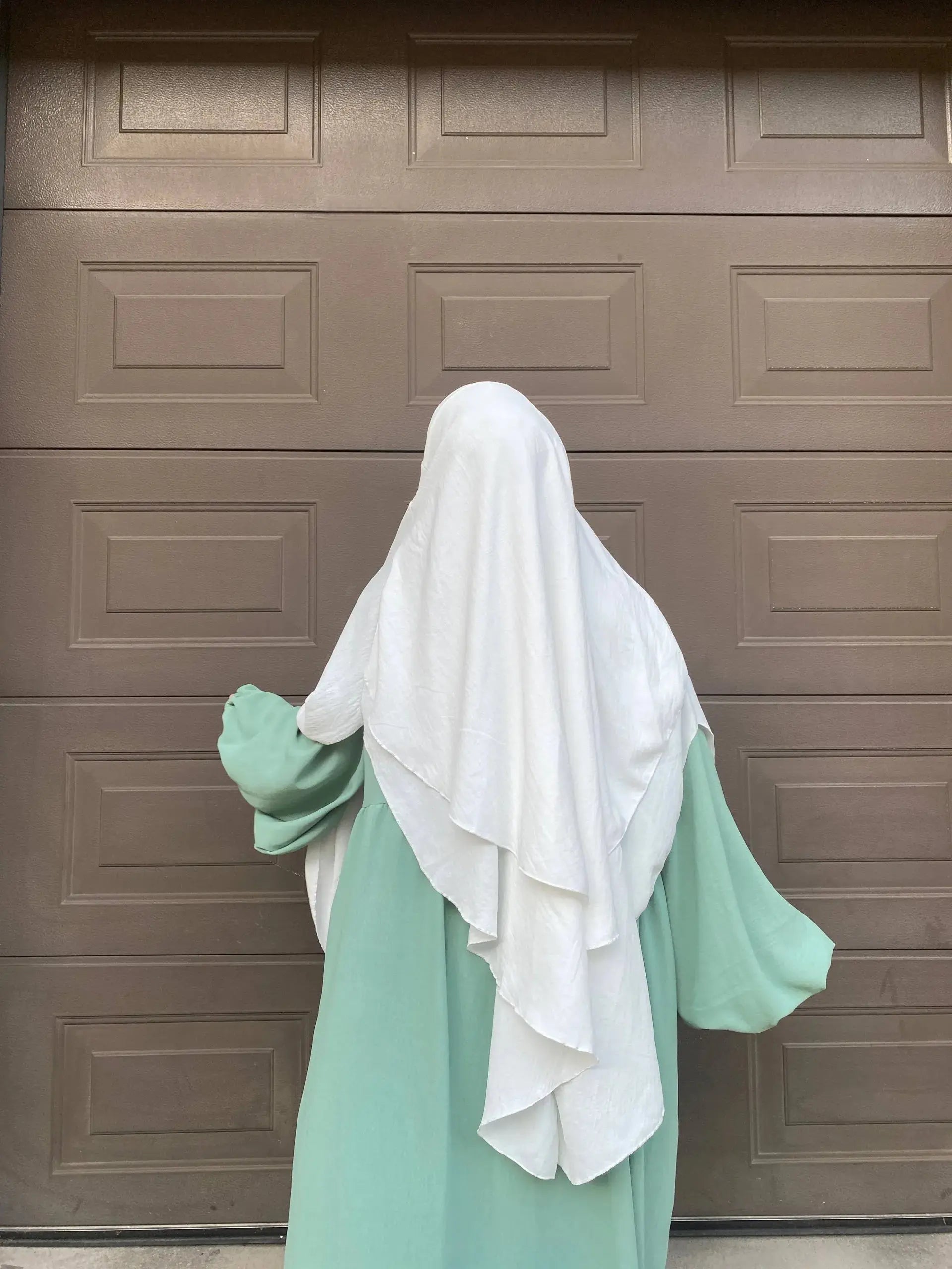 Mintgrüne Abaya aus Jazz-Stoff mit Ballonärmeln, Rückenansicht mit weißem, zweilagigem Khimar