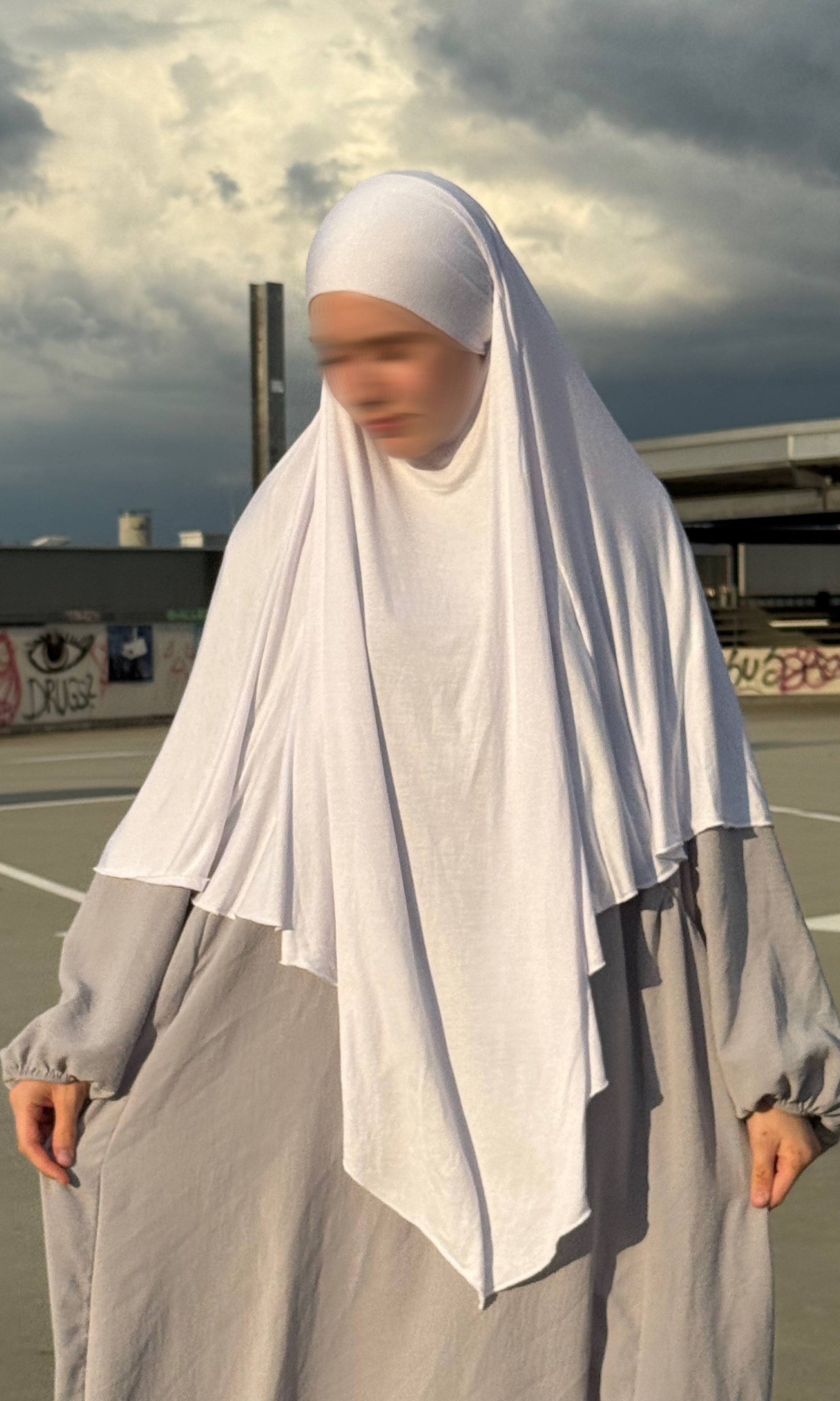 Jersey Khimar in Weiß aus Viskose‑Elastan, mittellange spitz zulaufende Frontansicht.