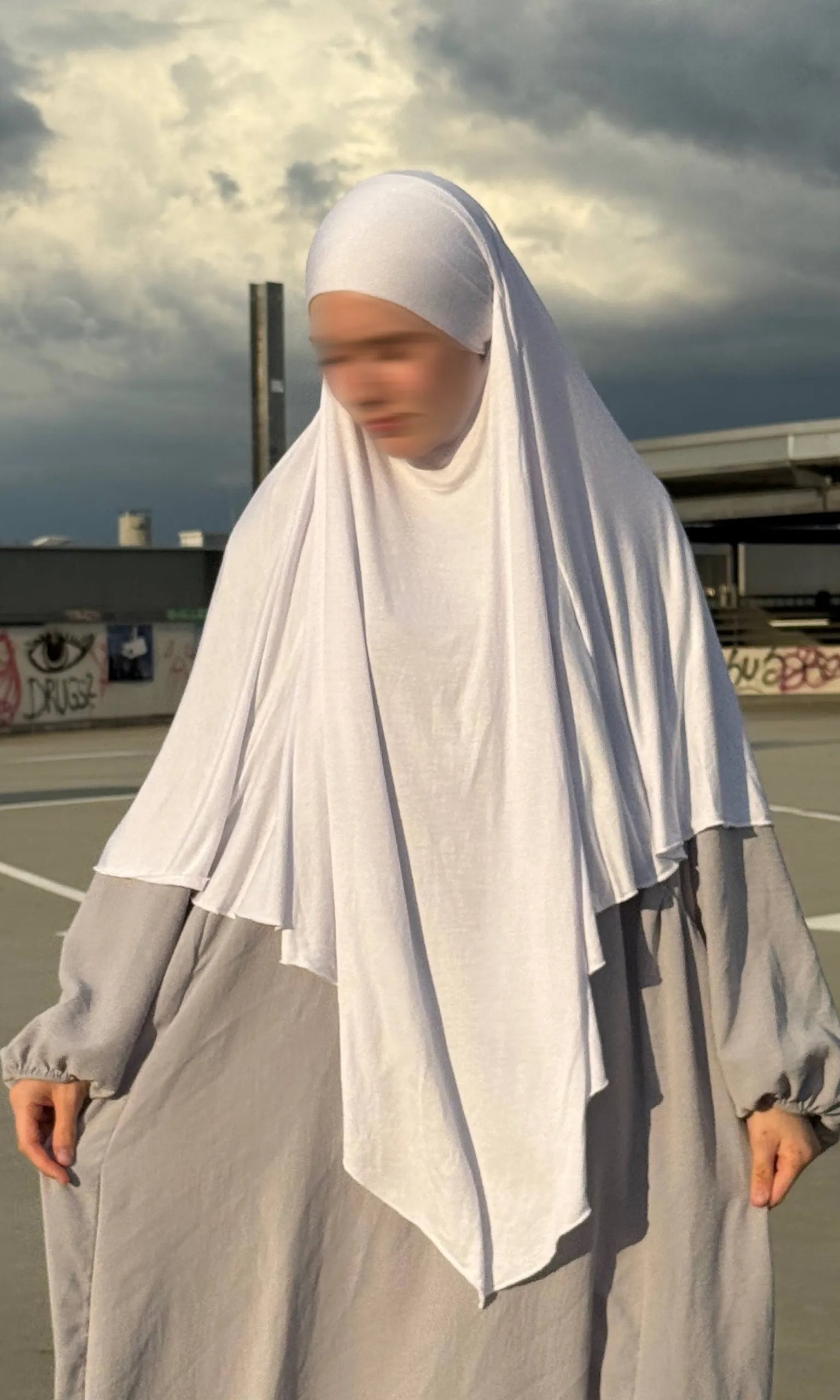 Jersey Khimar in Weiß aus Viskose‑Elastan, mittellange spitz zulaufende Frontansicht.