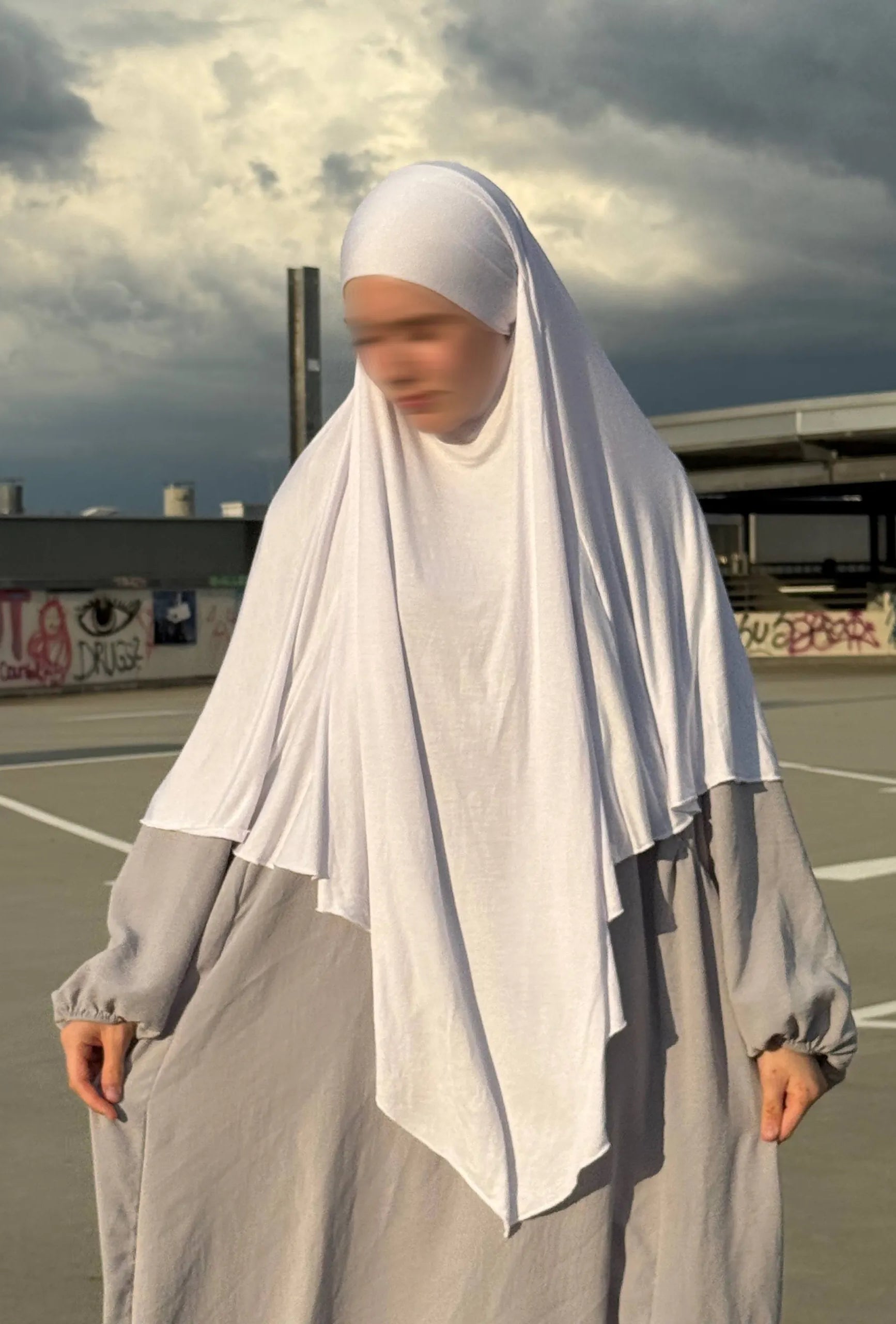 Jersey Khimar in Weiß aus Viskose‑Elastan, mittellange spitz zulaufende Frontansicht.