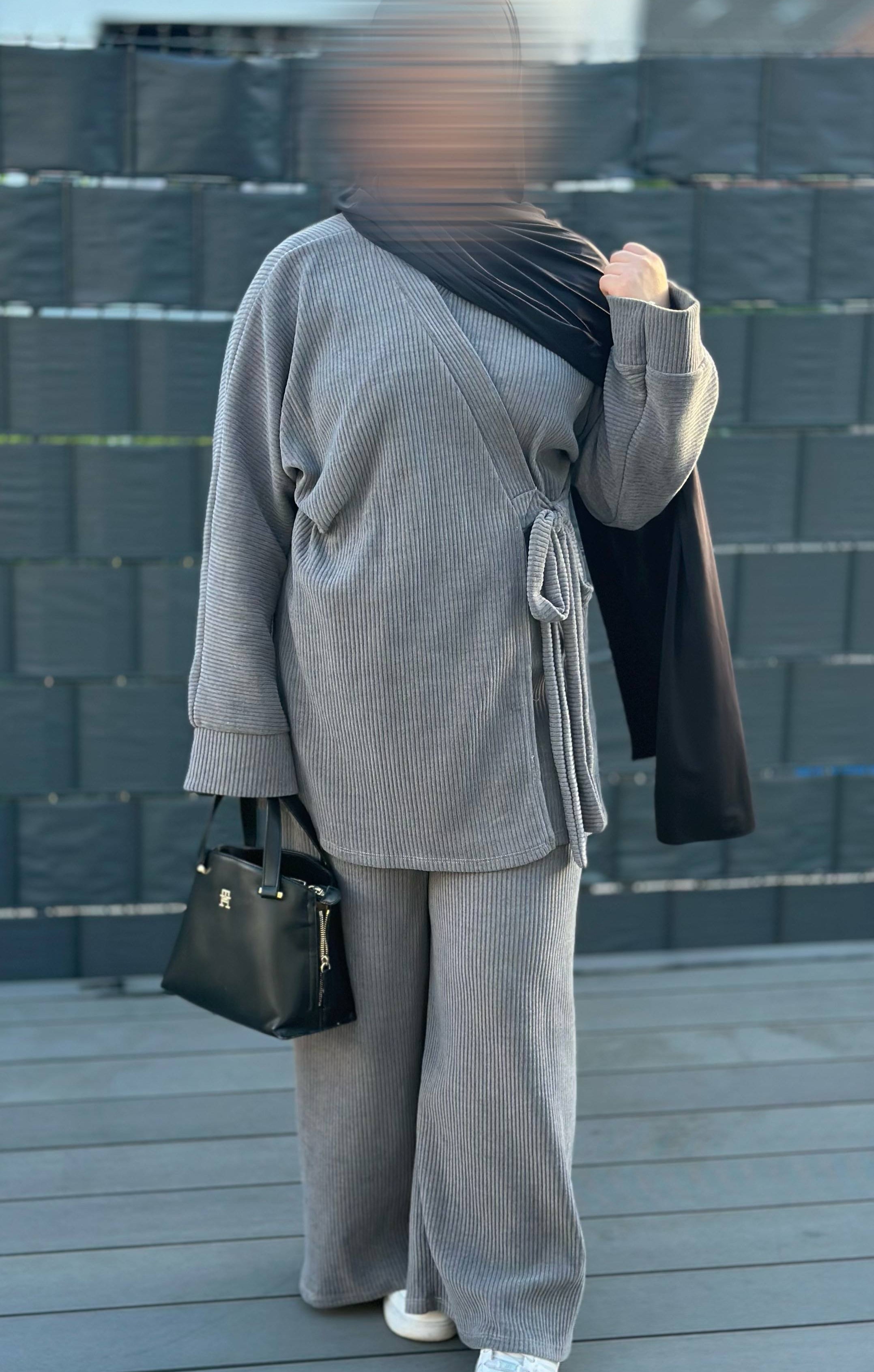 Zweiteiler aus Cordstoff, Oberteil 87 cm, Hose 100 cm, Einheitsgröße 34-44, Frontansicht