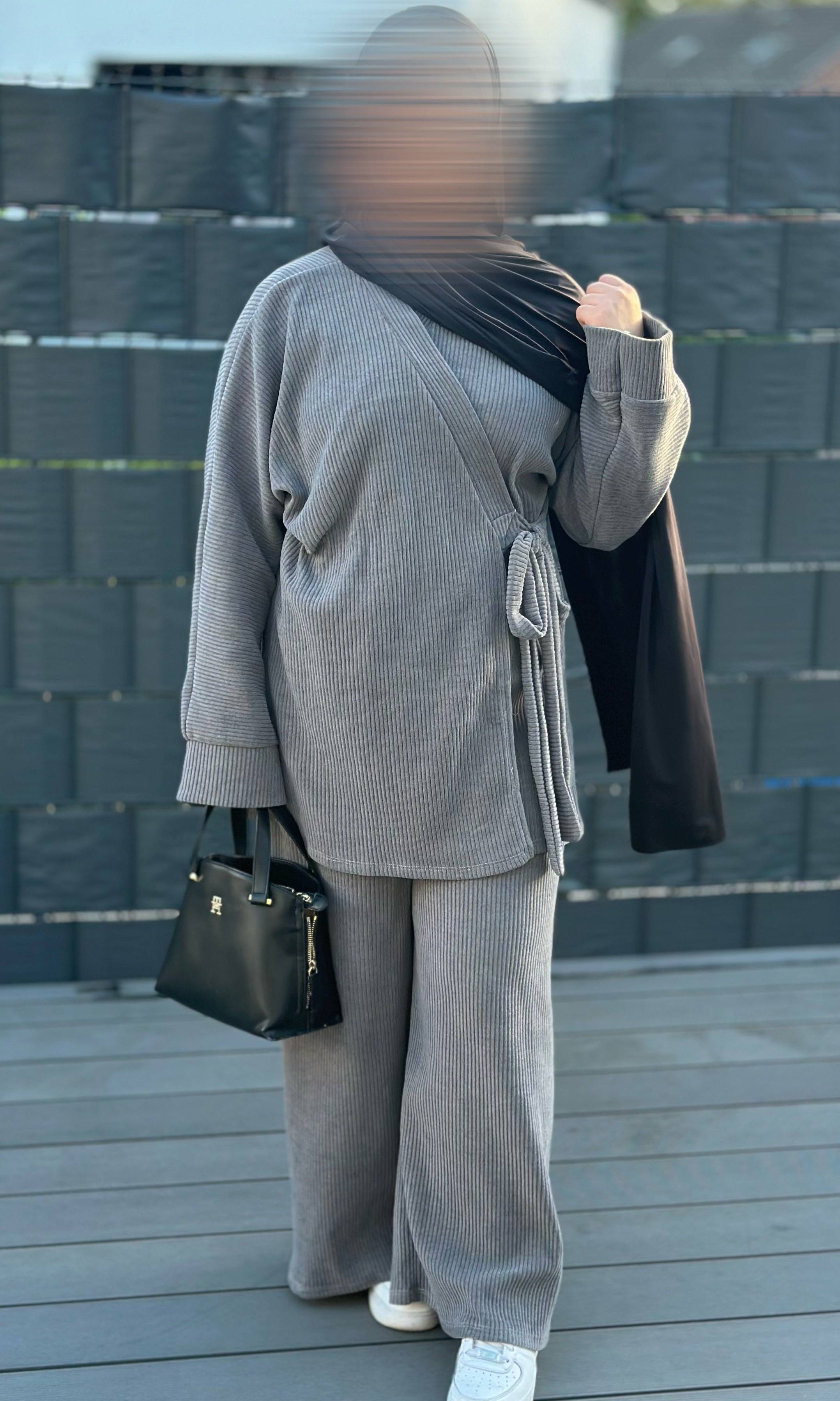 Zweiteiler aus Cordstoff, Oberteil 87 cm, Hose 100 cm, Einheitsgröße 34-44, Frontansicht