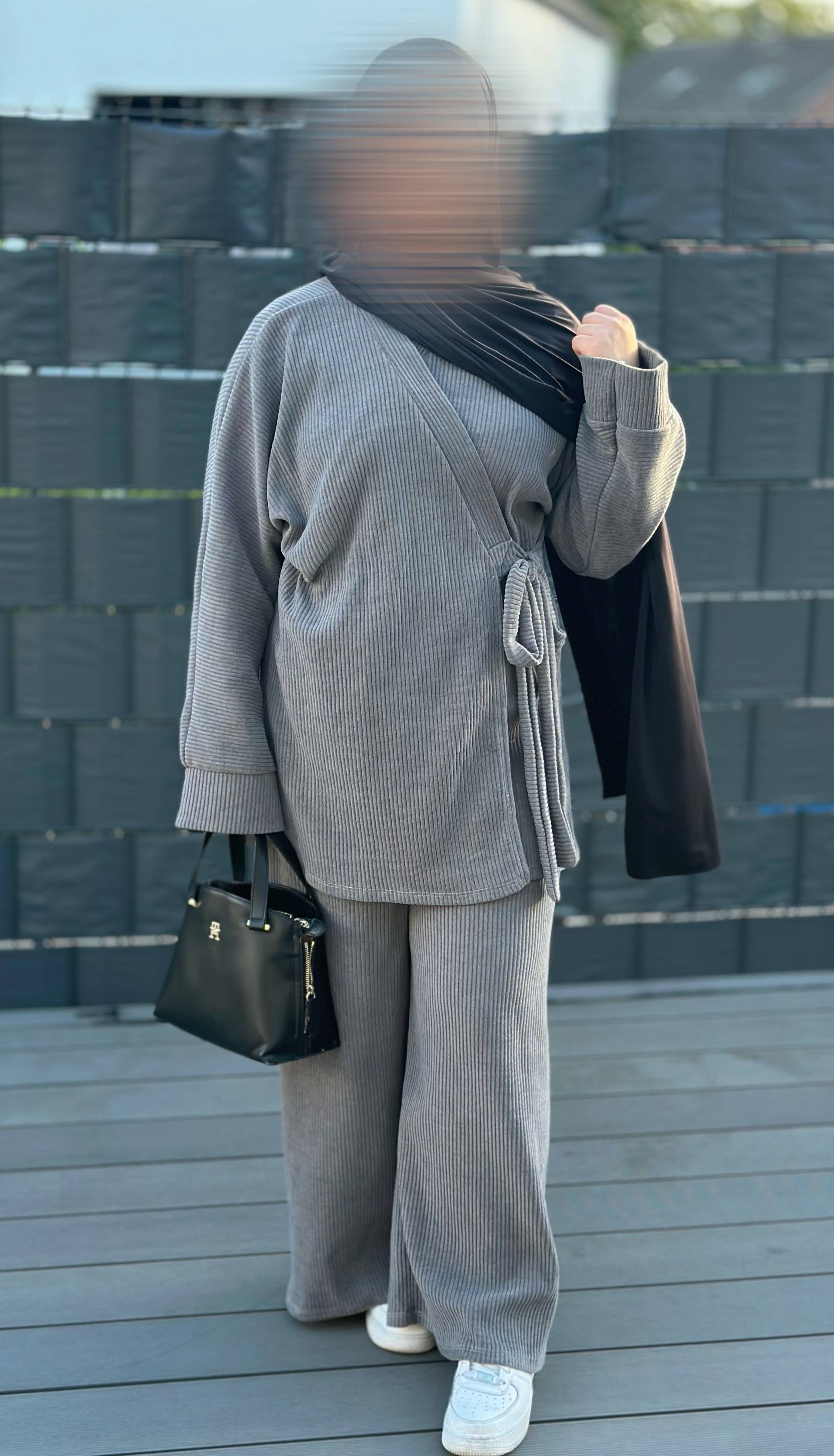 Zweiteiler aus Cordstoff, Oberteil 87 cm, Hose 100 cm, Einheitsgröße 34-44, Frontansicht