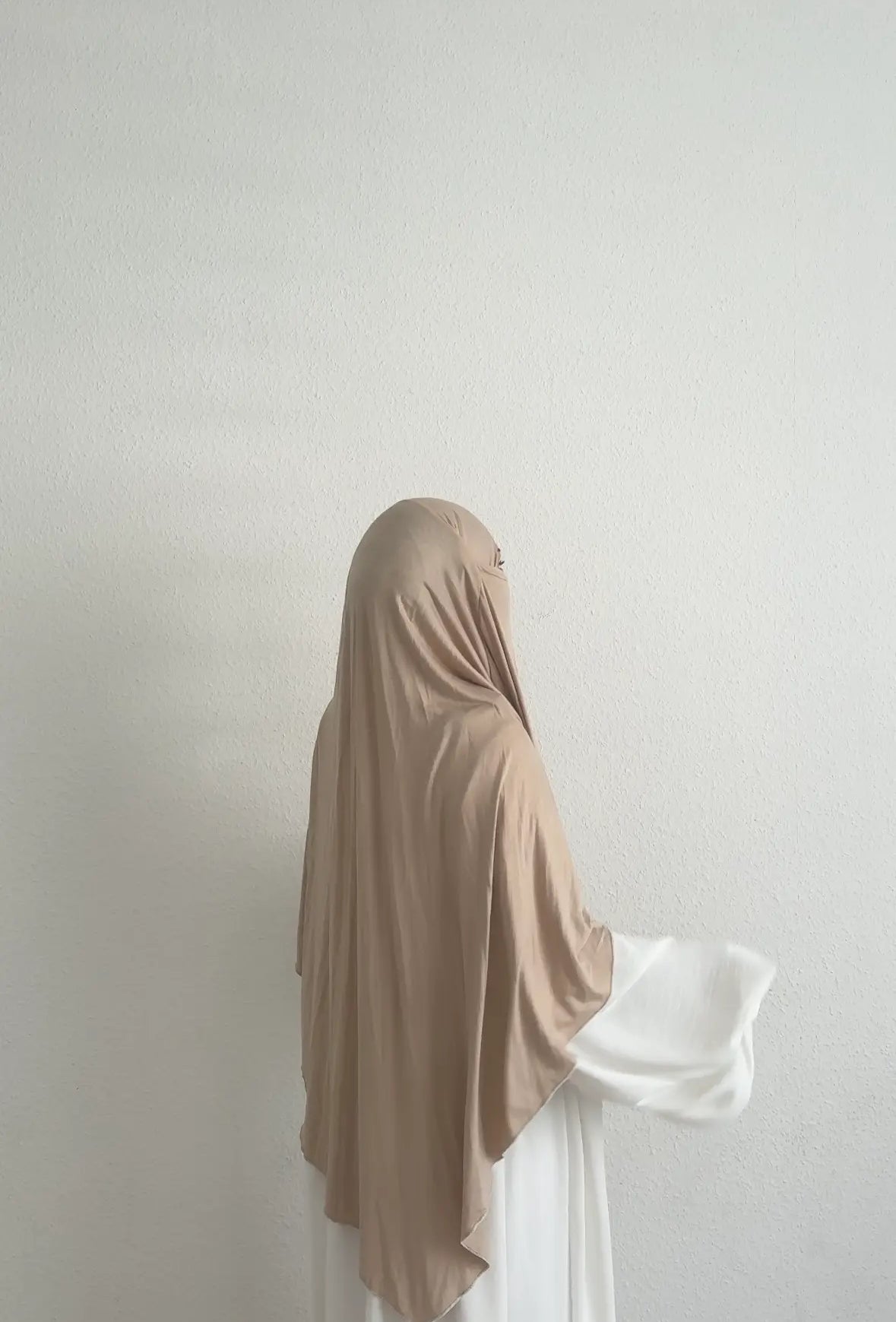 jersey khimar sandbeige aus viskose-elastan, fließend drapiert, lange vorder- und rückpartie, seitliche rückansicht