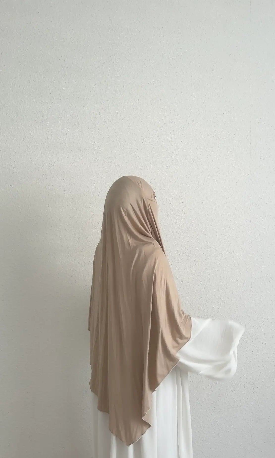 jersey khimar sandbeige aus viskose-elastan, fließend drapiert, lange vorder- und rückpartie, seitliche rückansicht