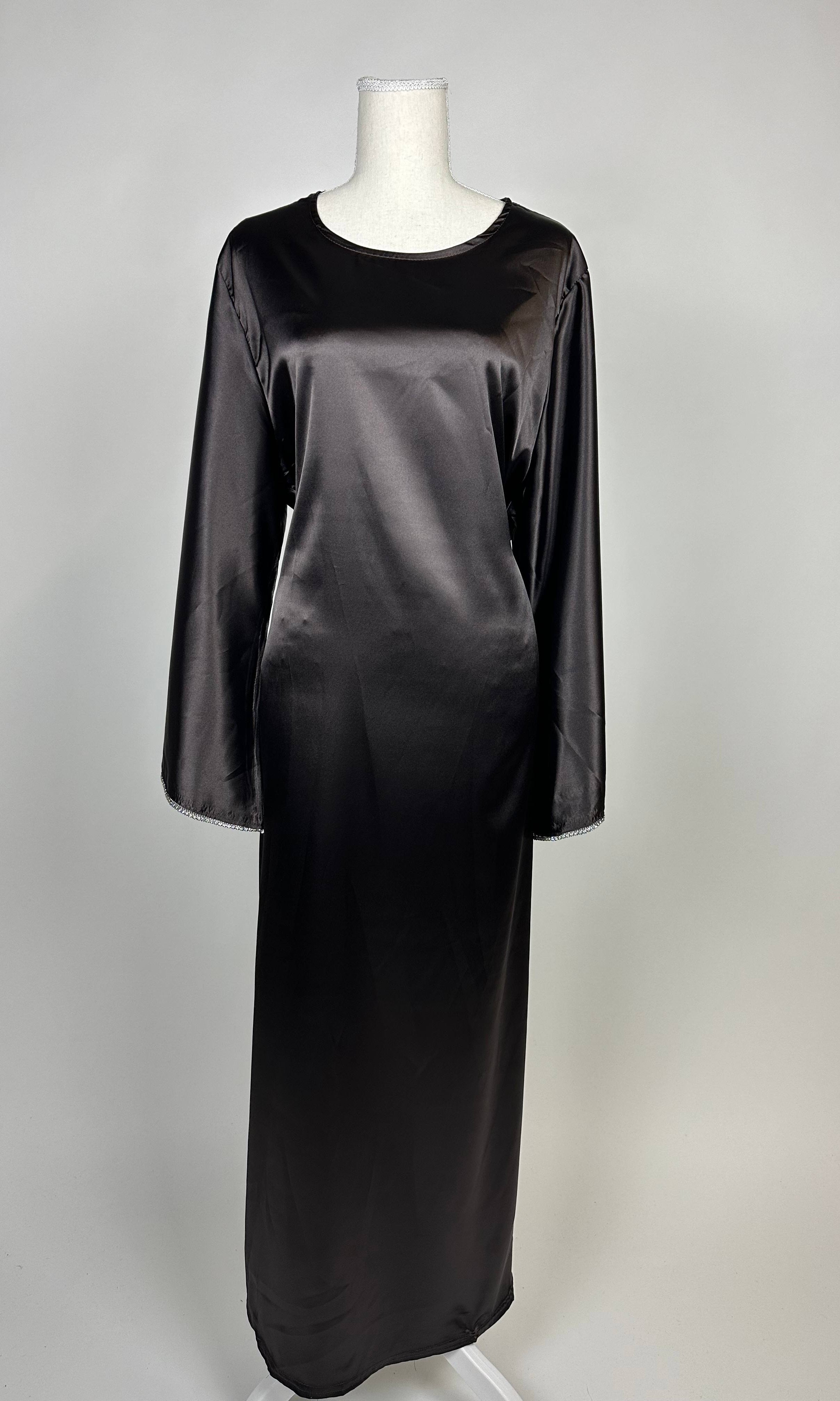 Schwarze Abaya aus satinähnlichem Polyester mit langen Ärmeln und Rundhalsausschnitt, Vorderansicht.
