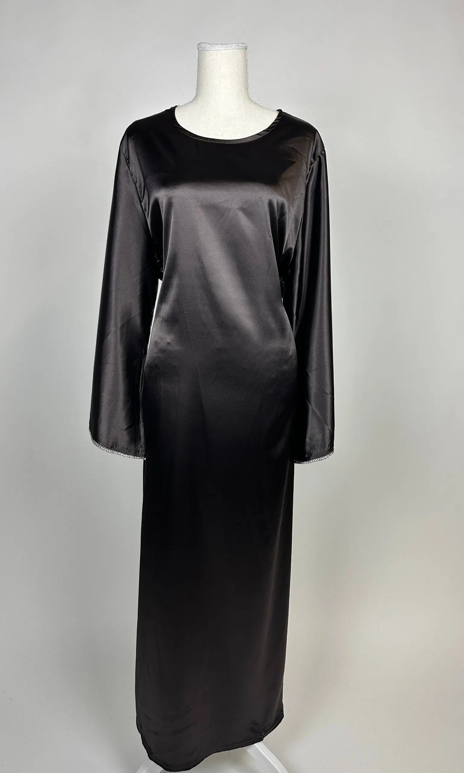 Schwarze Abaya aus satinähnlichem Polyester mit langen Ärmeln und Rundhalsausschnitt, Vorderansicht.