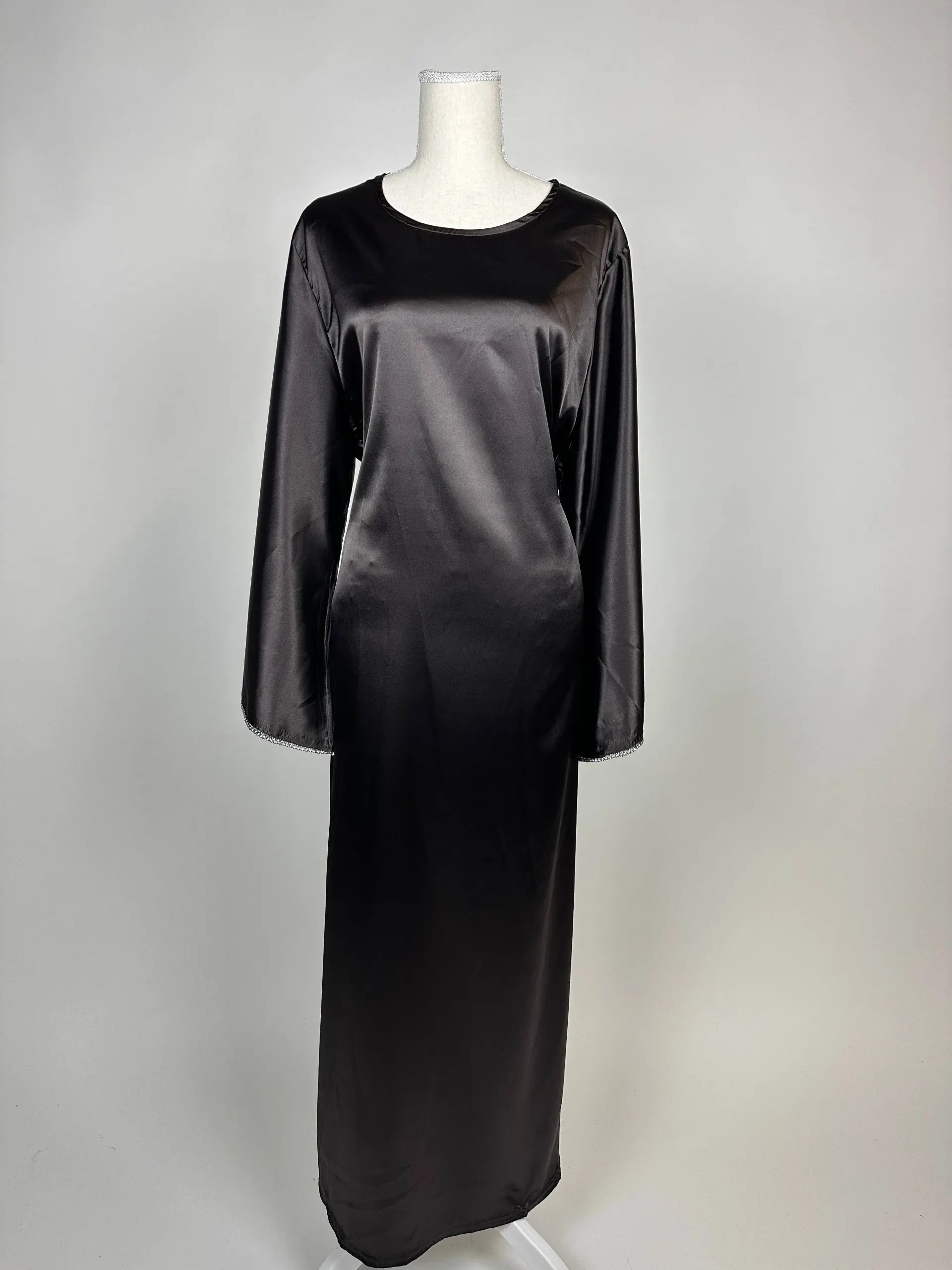 Schwarze Abaya aus satinähnlichem Polyester mit langen Ärmeln und Rundhalsausschnitt, Vorderansicht.