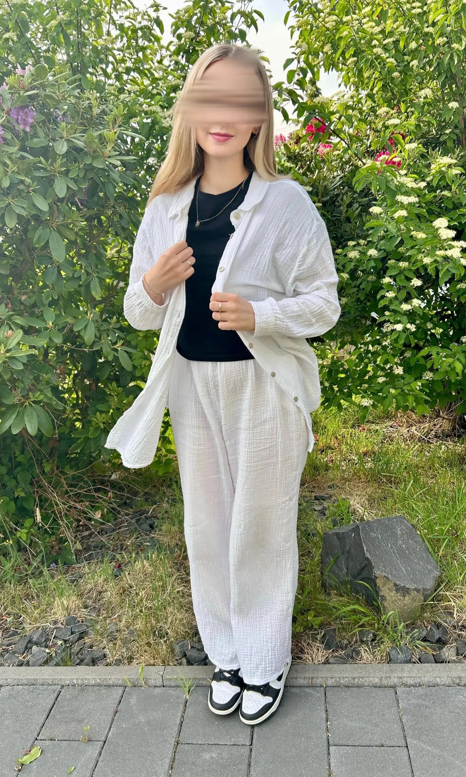 Weißer Musselin-Zweiteiler aus Baumwolle mit Hemd und weiter Hose, leicht transparent, Vorderansicht