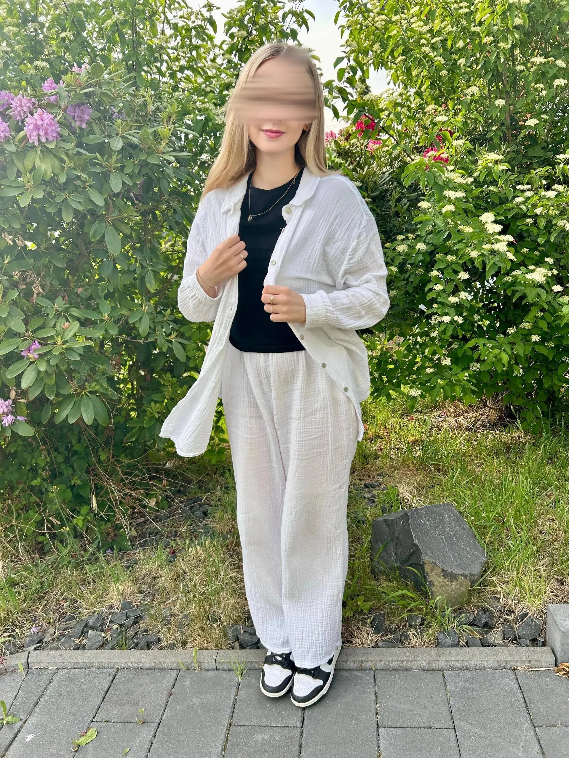 Weißer Musselin-Zweiteiler aus Baumwolle mit Hemd und weiter Hose, leicht transparent, Vorderansicht