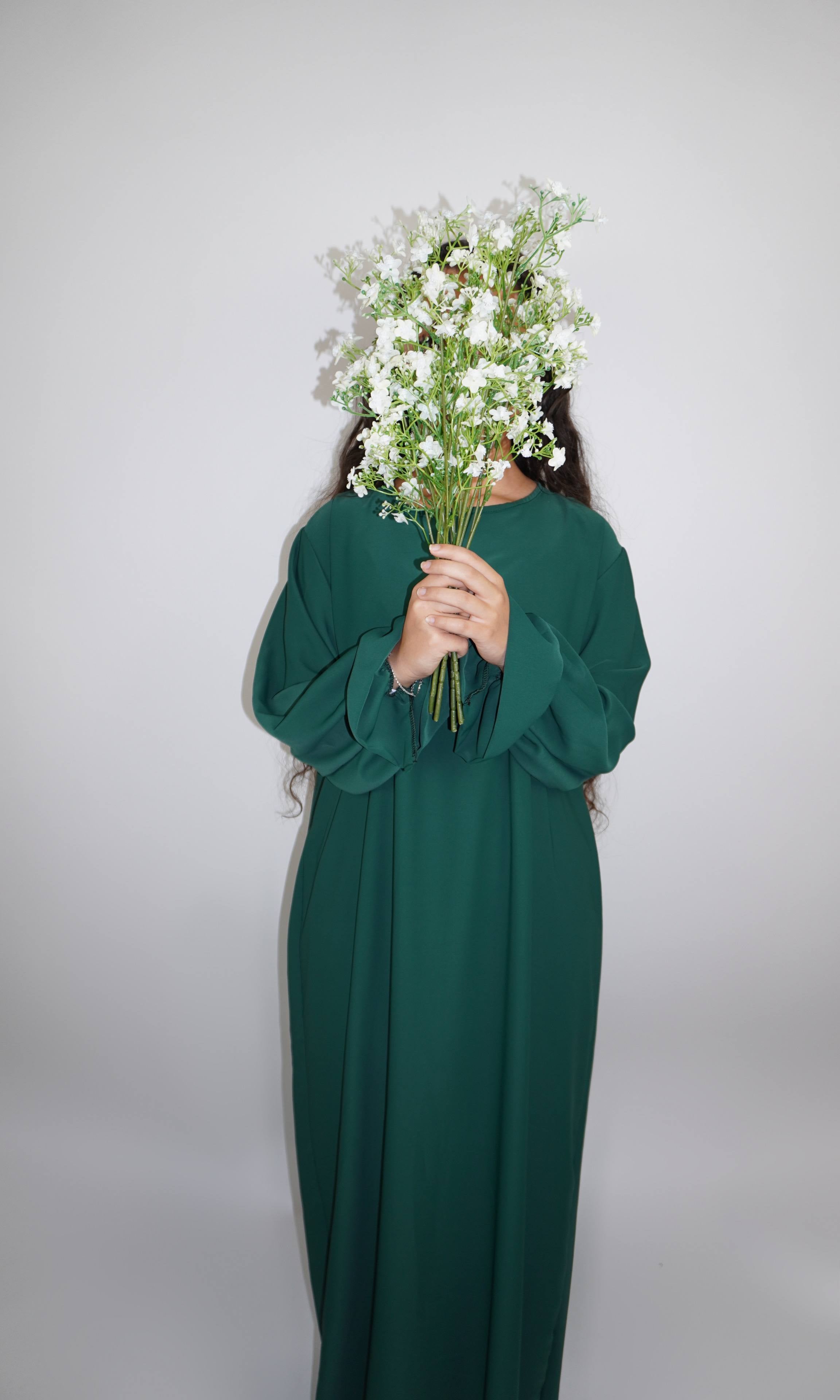 Dunkelgrüne Abaya aus Medina-Seide mit Rüschenärmeln, frontal aufgenommen