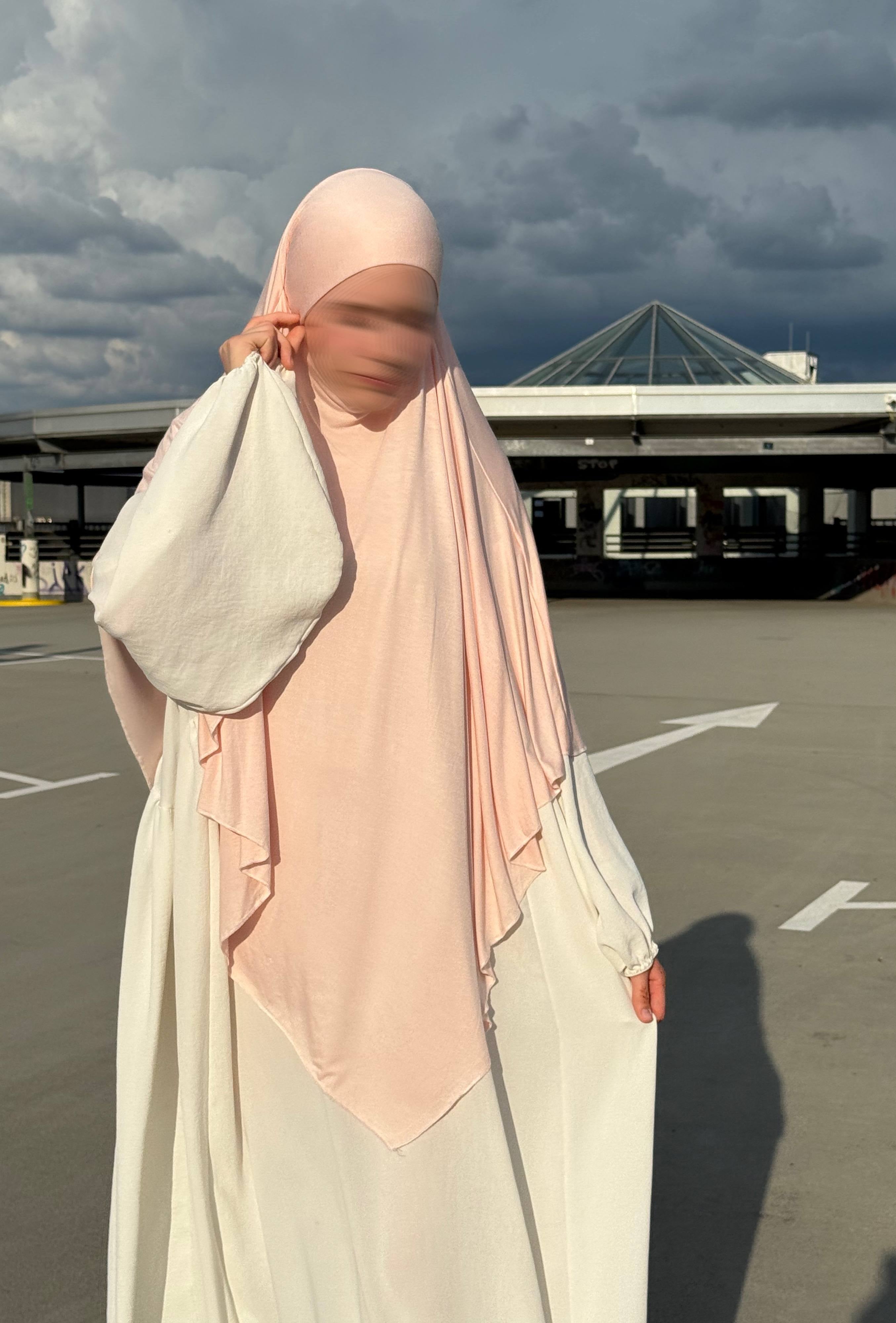 Der roséfarbene Jersey Khimar aus Viskose/Elastan ist in Frontansicht zu sehen und hat einen locker fallenden Saum.