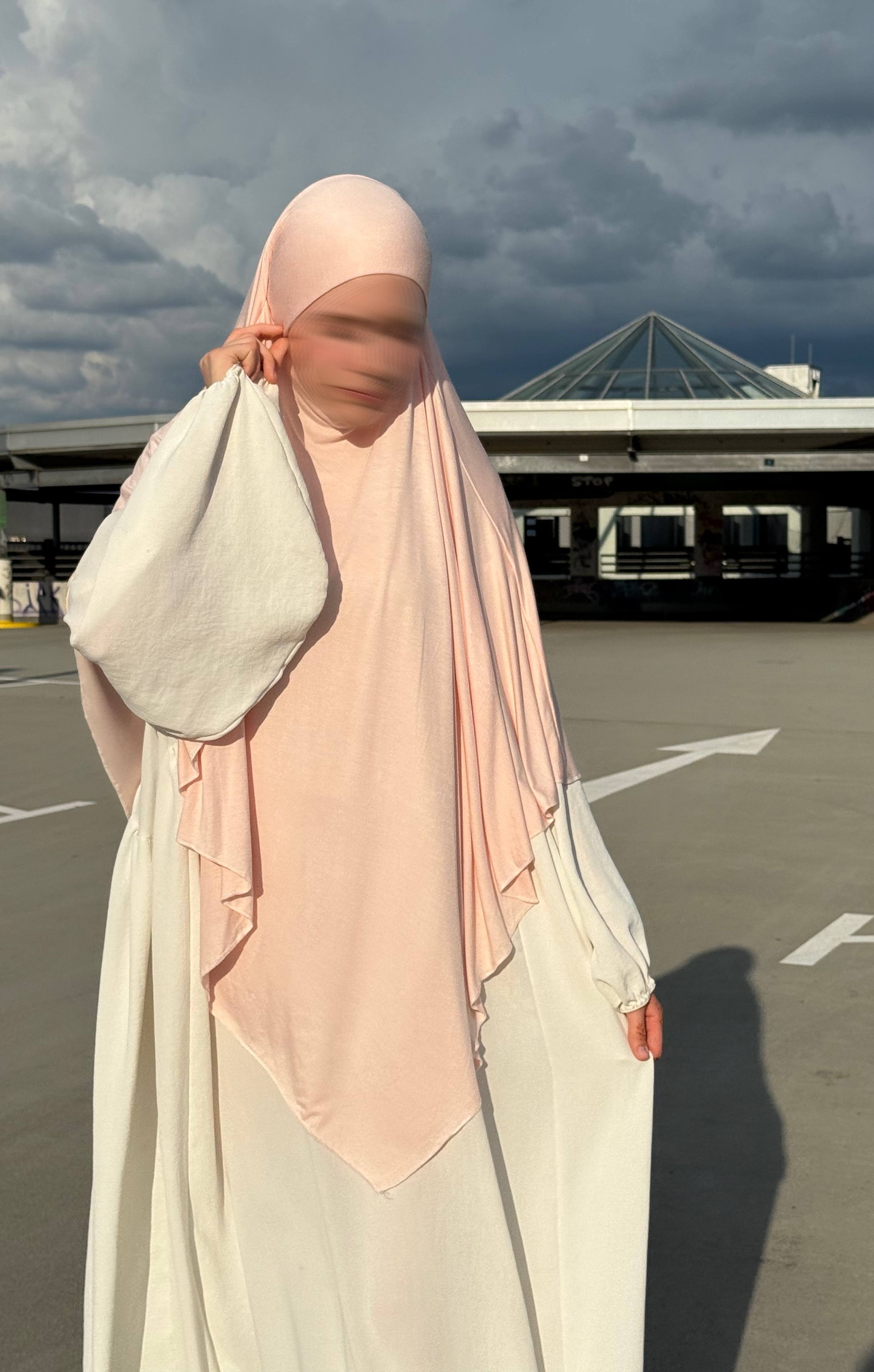 Der roséfarbene Jersey Khimar aus Viskose/Elastan ist in Frontansicht zu sehen und hat einen locker fallenden Saum.