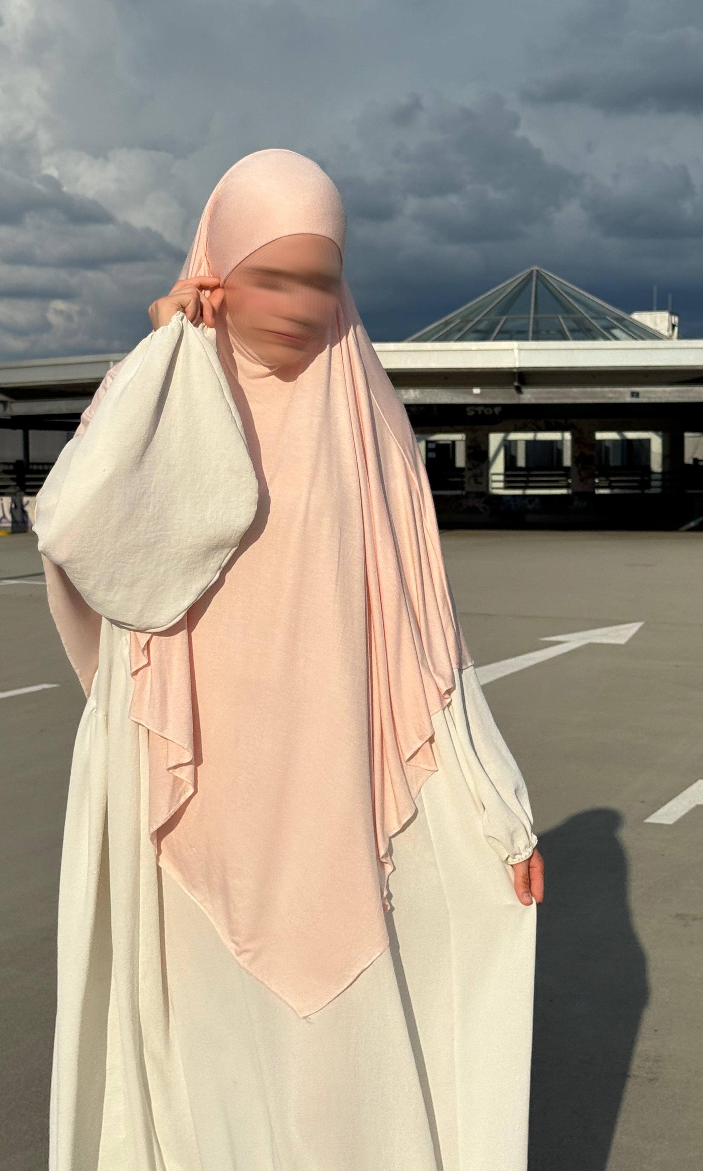 Der roséfarbene Jersey Khimar aus Viskose/Elastan ist in Frontansicht zu sehen und hat einen locker fallenden Saum.