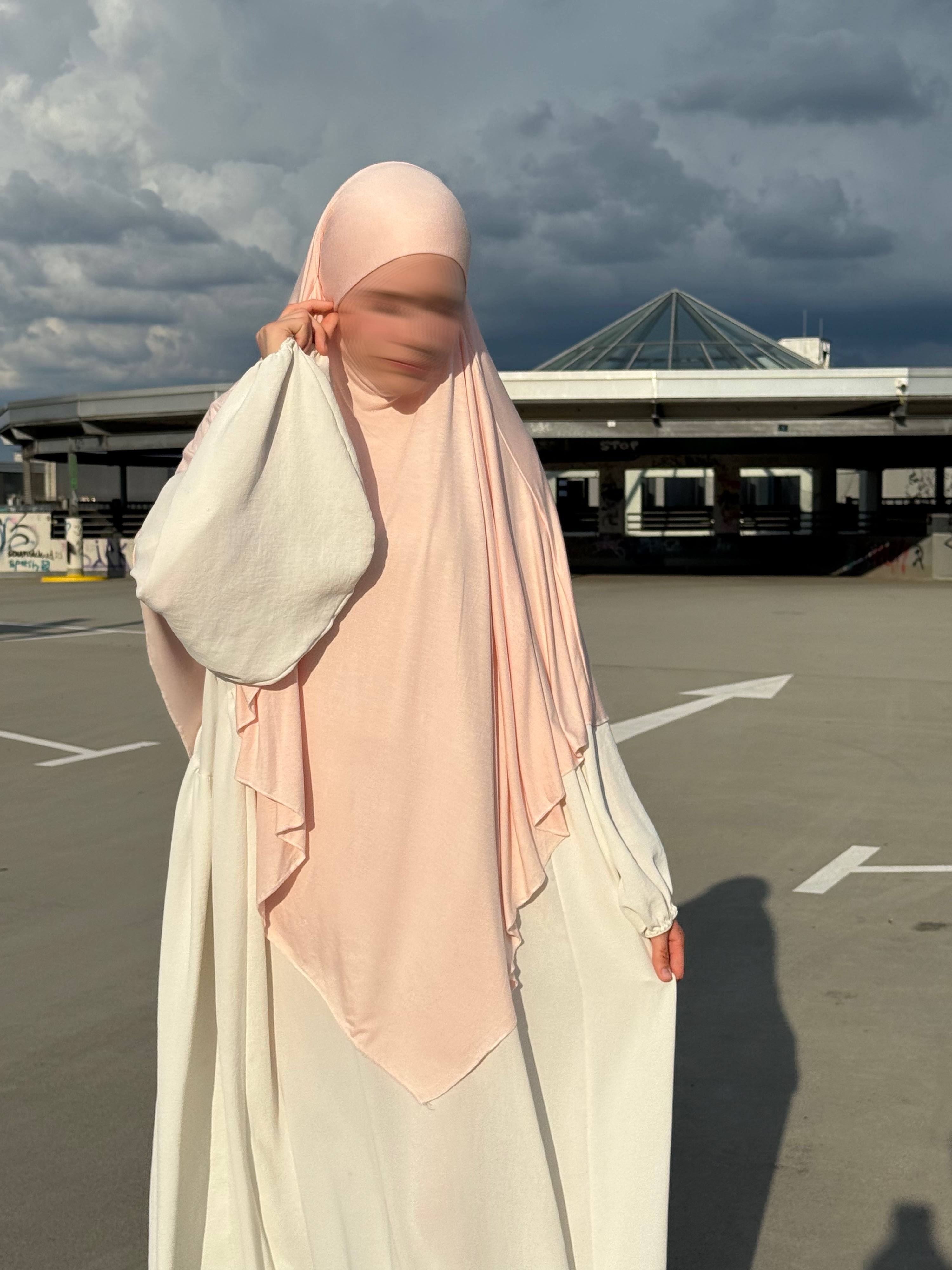 Der roséfarbene Jersey Khimar aus Viskose/Elastan ist in Frontansicht zu sehen und hat einen locker fallenden Saum.
