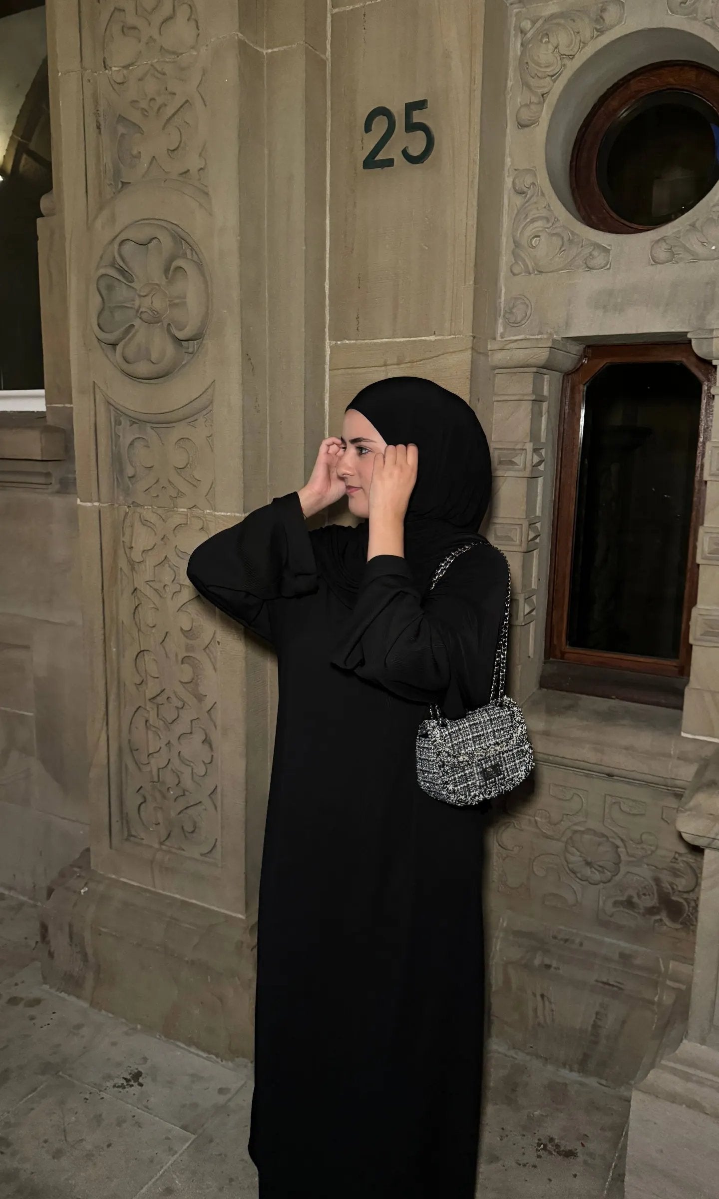 schwarze abaya, gerippte optik, weite ärmel und oversize-fit, bodenlang, seitenansicht