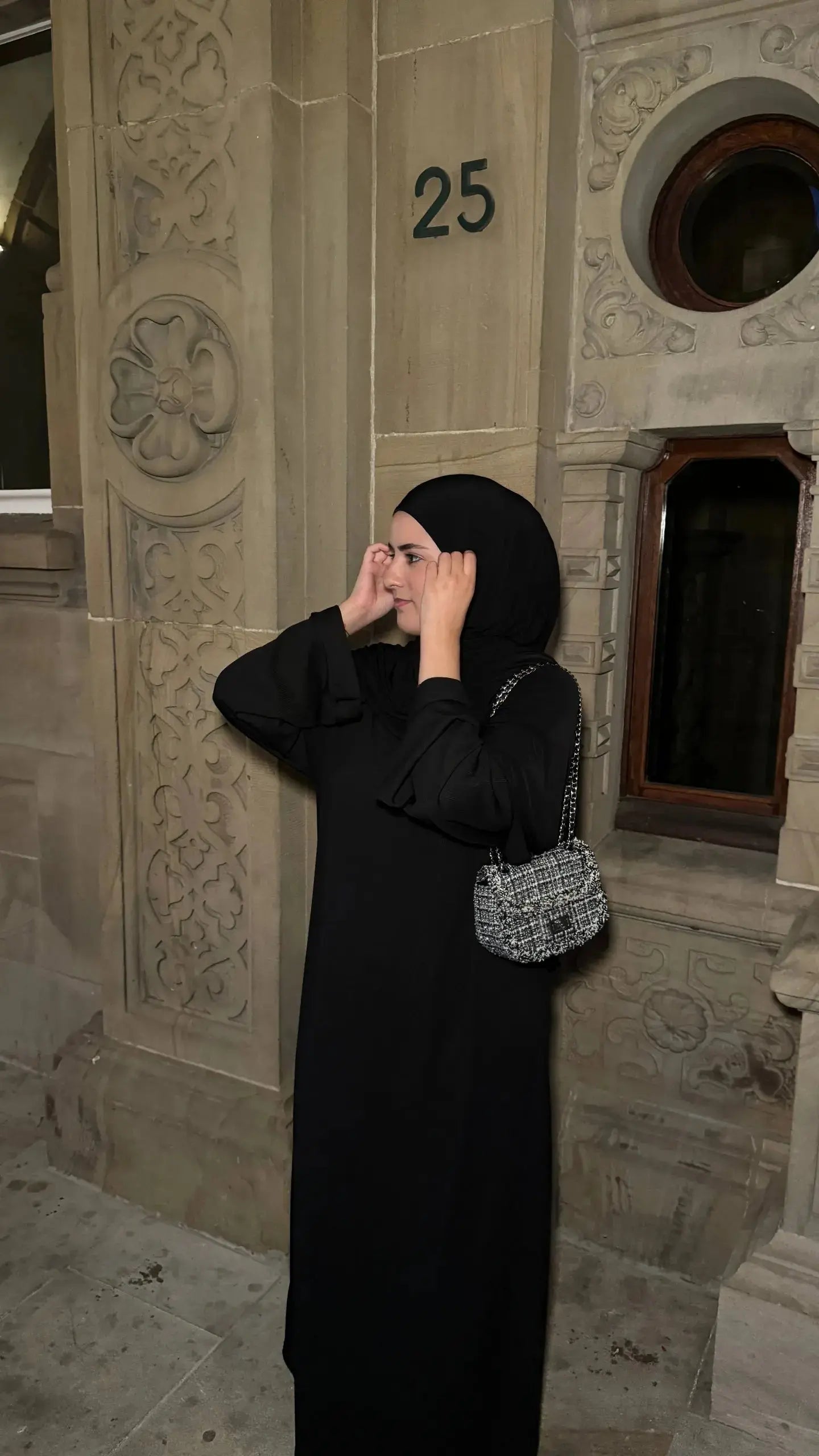 schwarze abaya, gerippte optik, weite ärmel und oversize-fit, bodenlang, seitenansicht