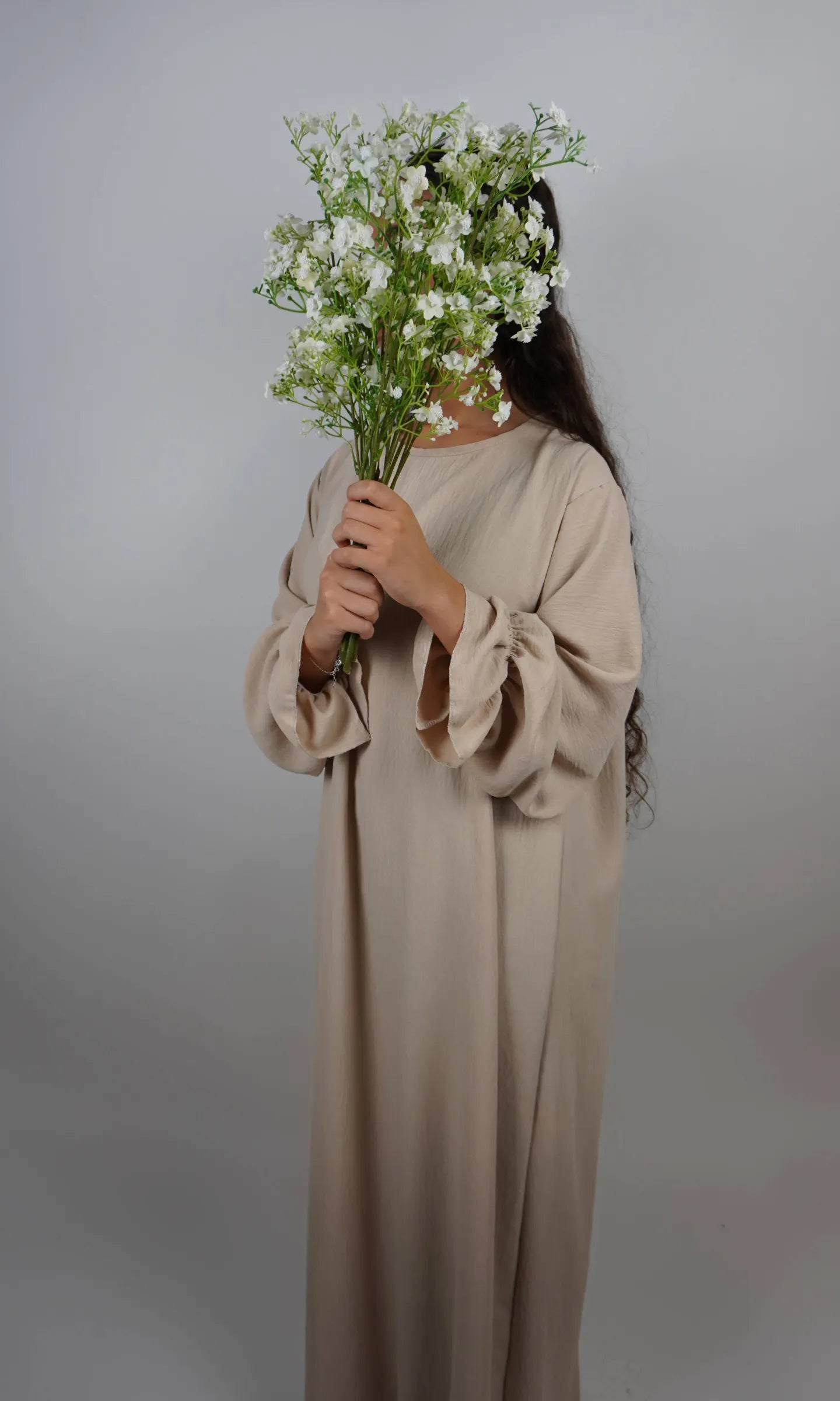 Schwarze Abaya aus Jazz-Stoff mit Rüschenärmeln in Vorderansicht.