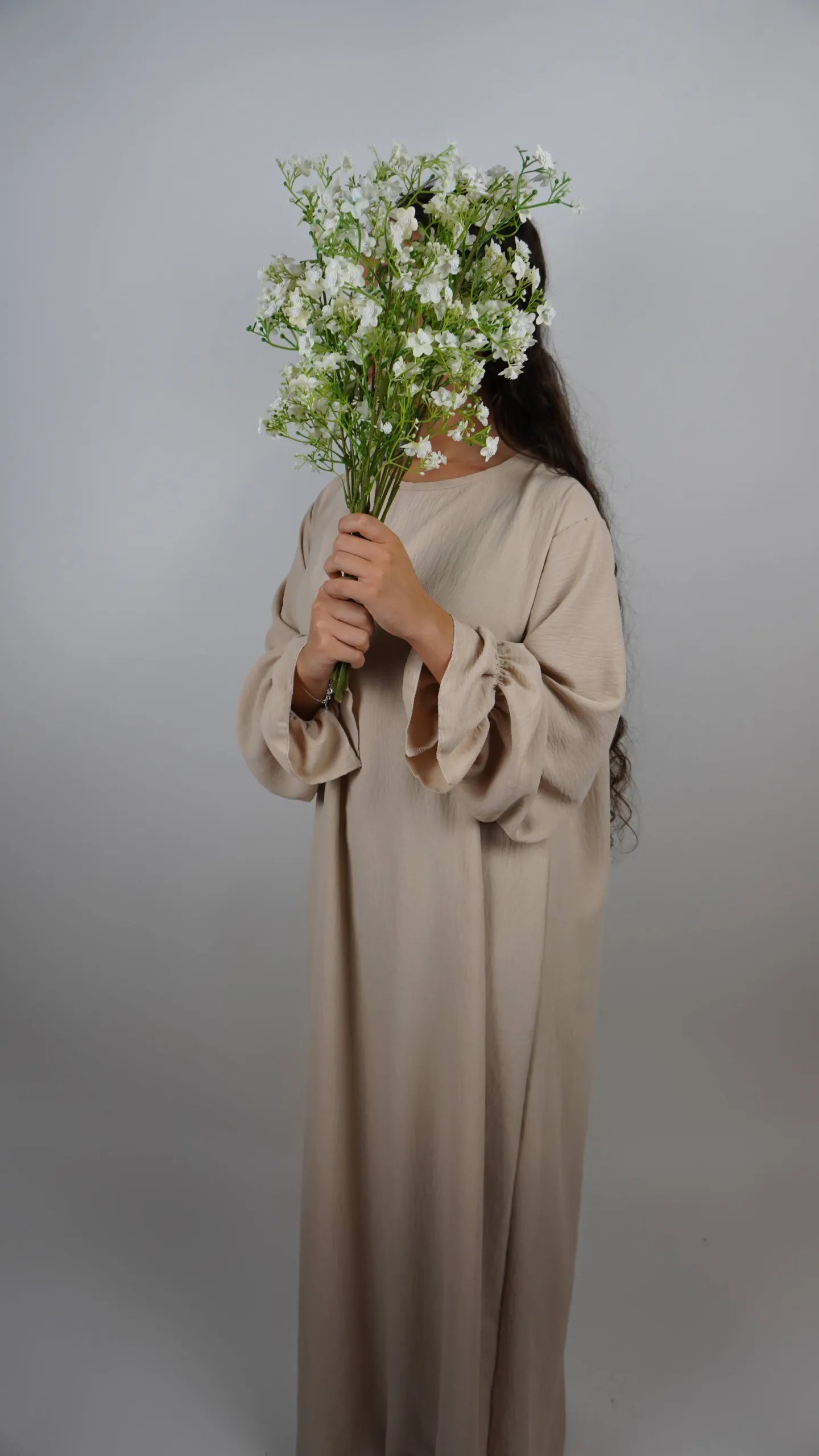 Schwarze Abaya aus Jazz-Stoff mit Rüschenärmeln in Vorderansicht.