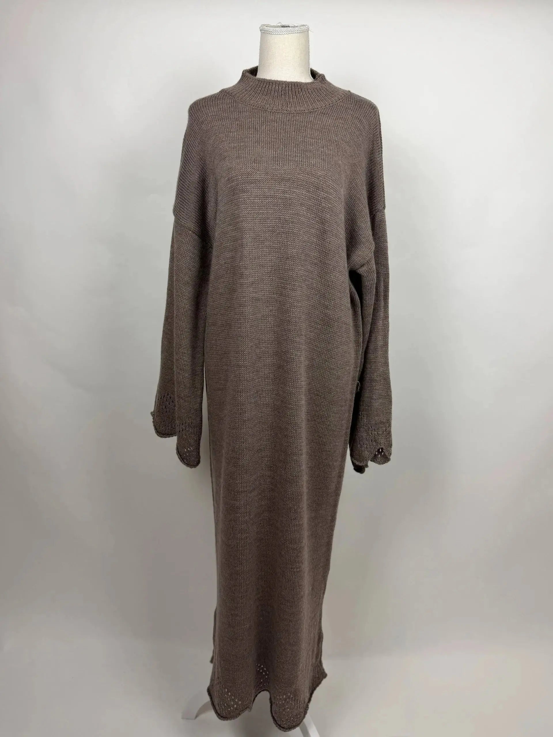 langes strickkleid aus acryl, frontansicht