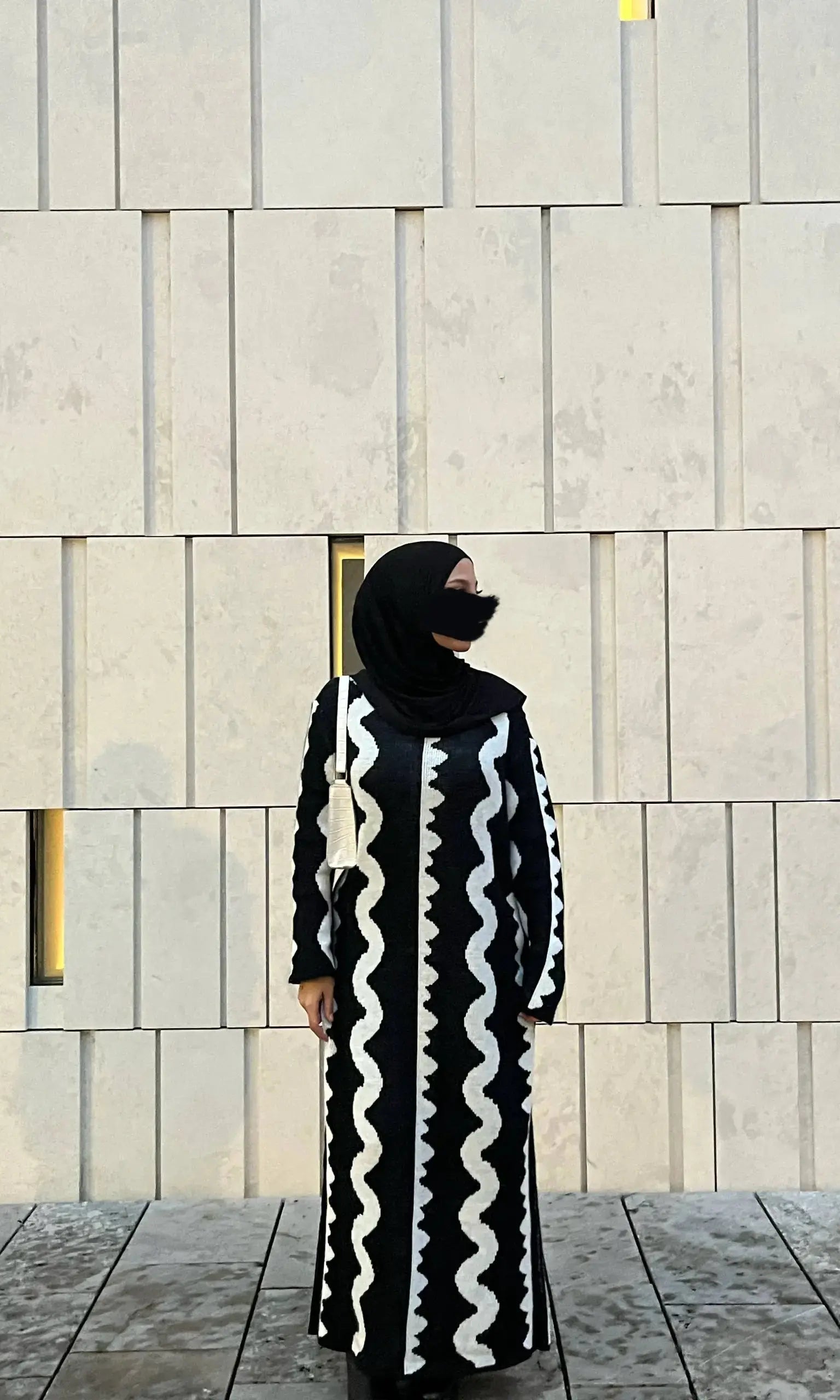 Schwarz-weißes Maxi Strickkleid aus Polyester mit vertikalen Wellenstreifen, Vorderansicht