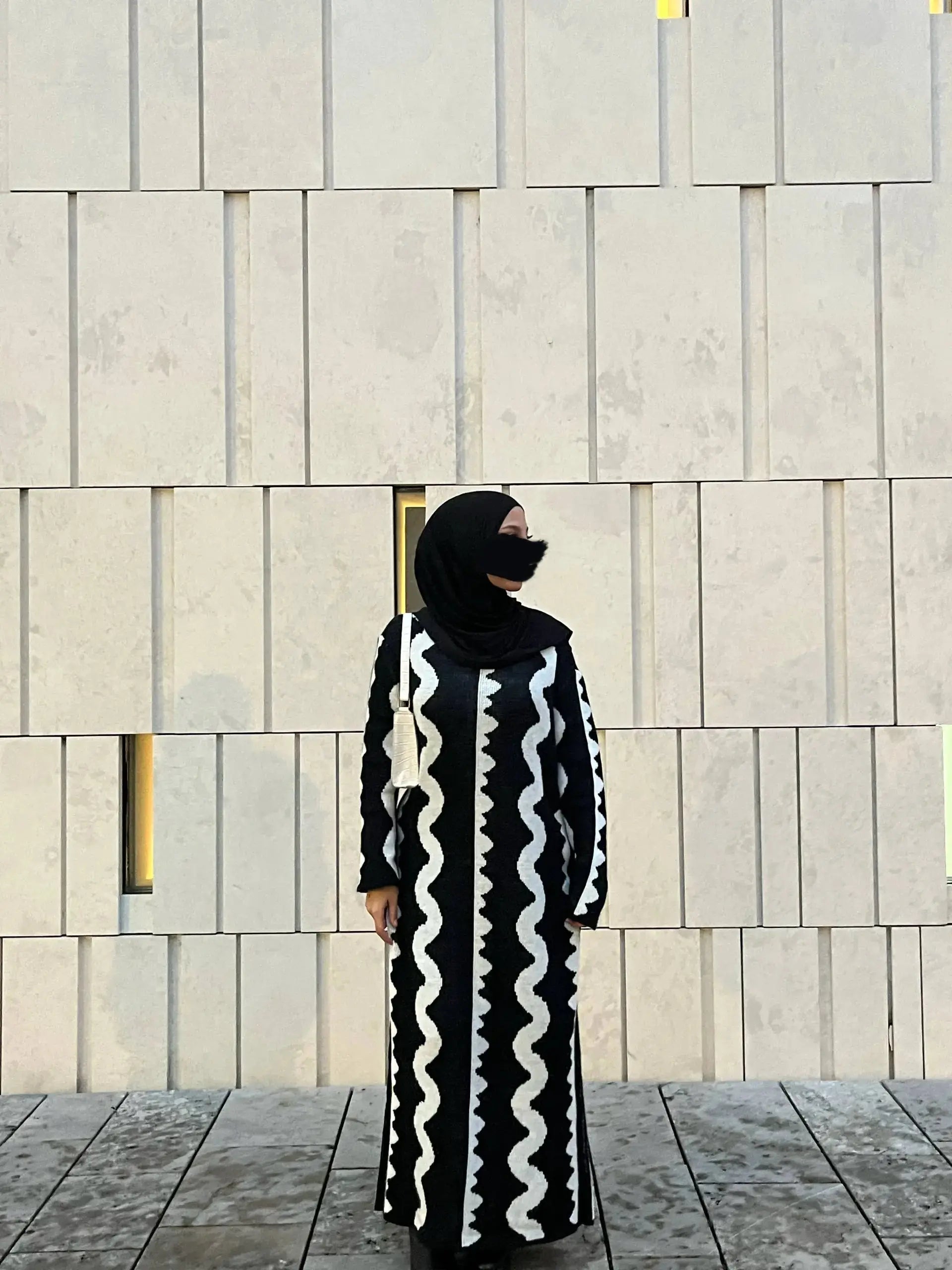 Schwarz-weißes Maxi Strickkleid aus Polyester mit vertikalen Wellenstreifen, Vorderansicht