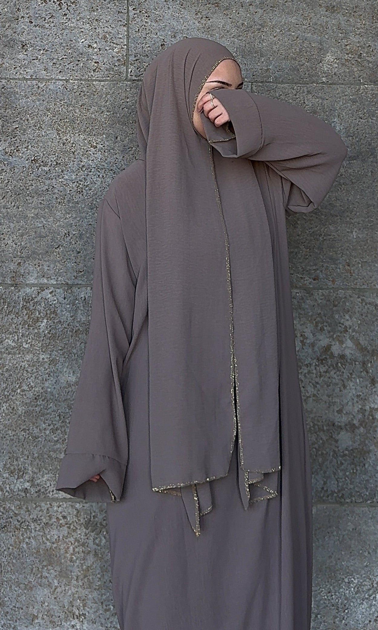 Taupefarbene Einteiler-Abaya aus Crêpe mit integriertem Hijab und goldener Kantenpaspel, Vorderansicht