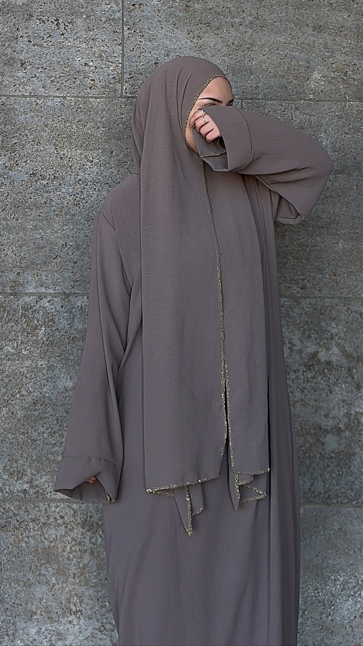 Taupefarbene Einteiler-Abaya aus Crêpe mit integriertem Hijab und goldener Kantenpaspel, Vorderansicht