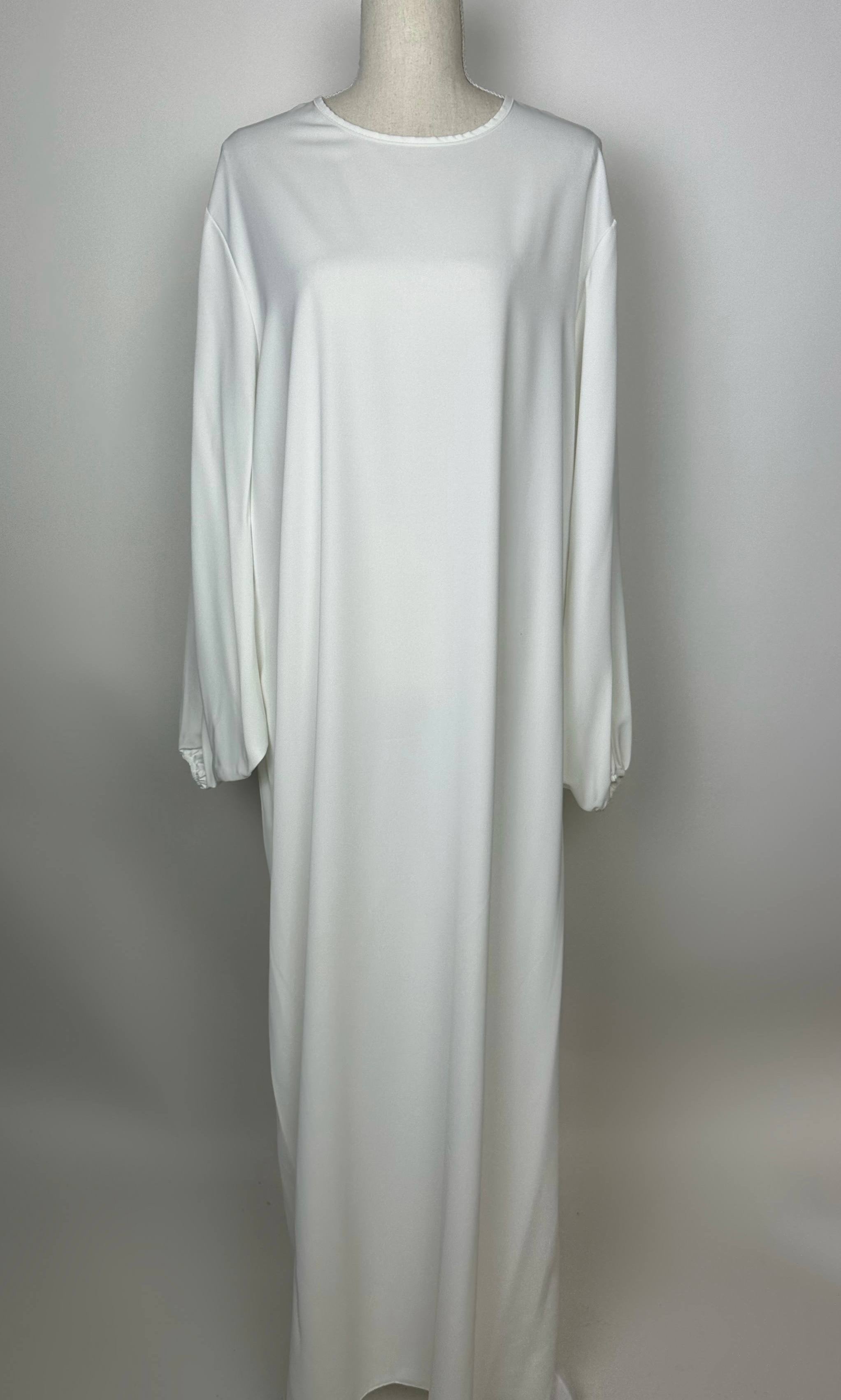 Weiße Medina-Abaya aus Medina-Seide hat Ballonärmel und Rundhalsausschnitt, Vorderansicht.