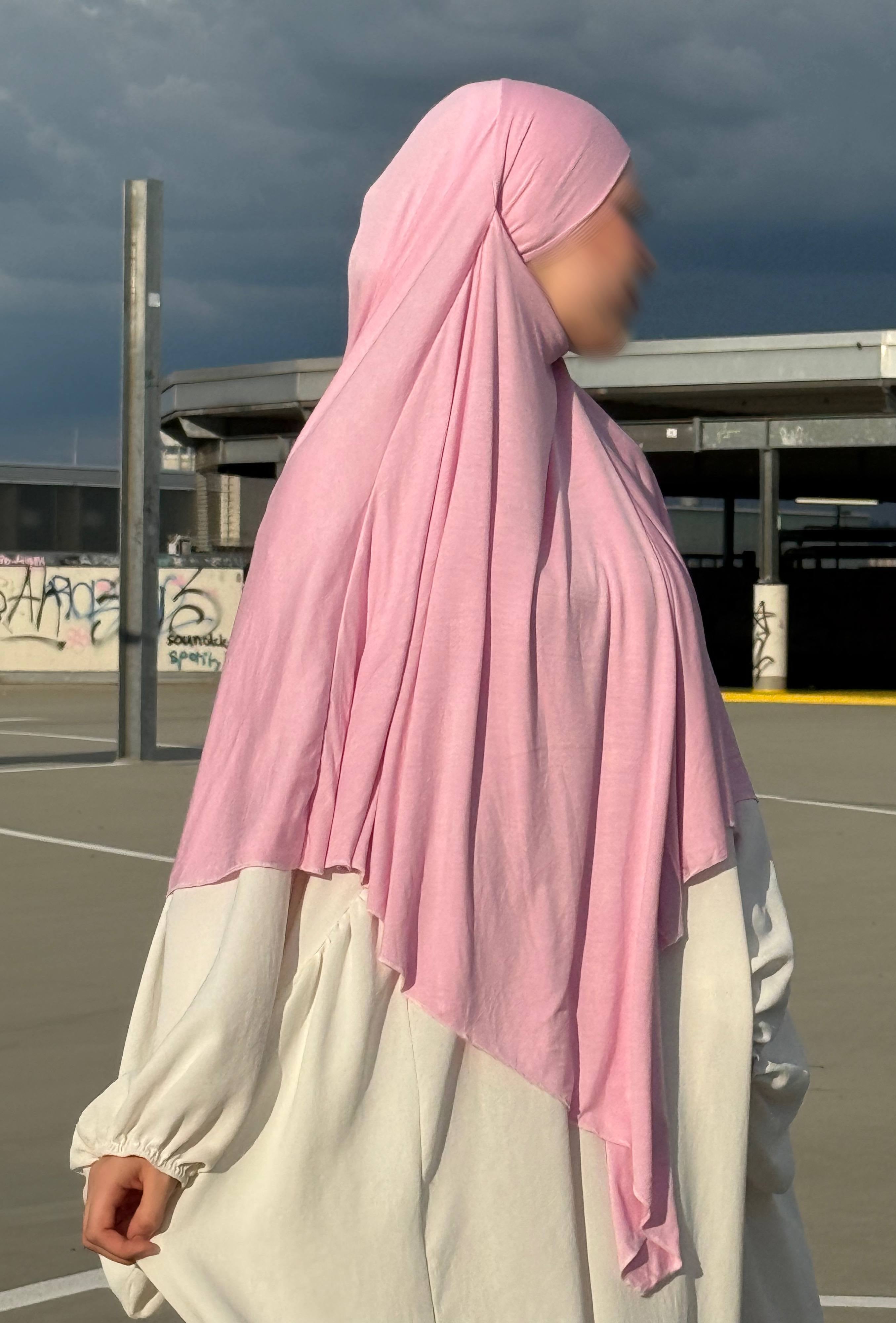 Jersey Khimar in Rosa (95% Viskose, 5% Elastan), seitliche Ansicht.