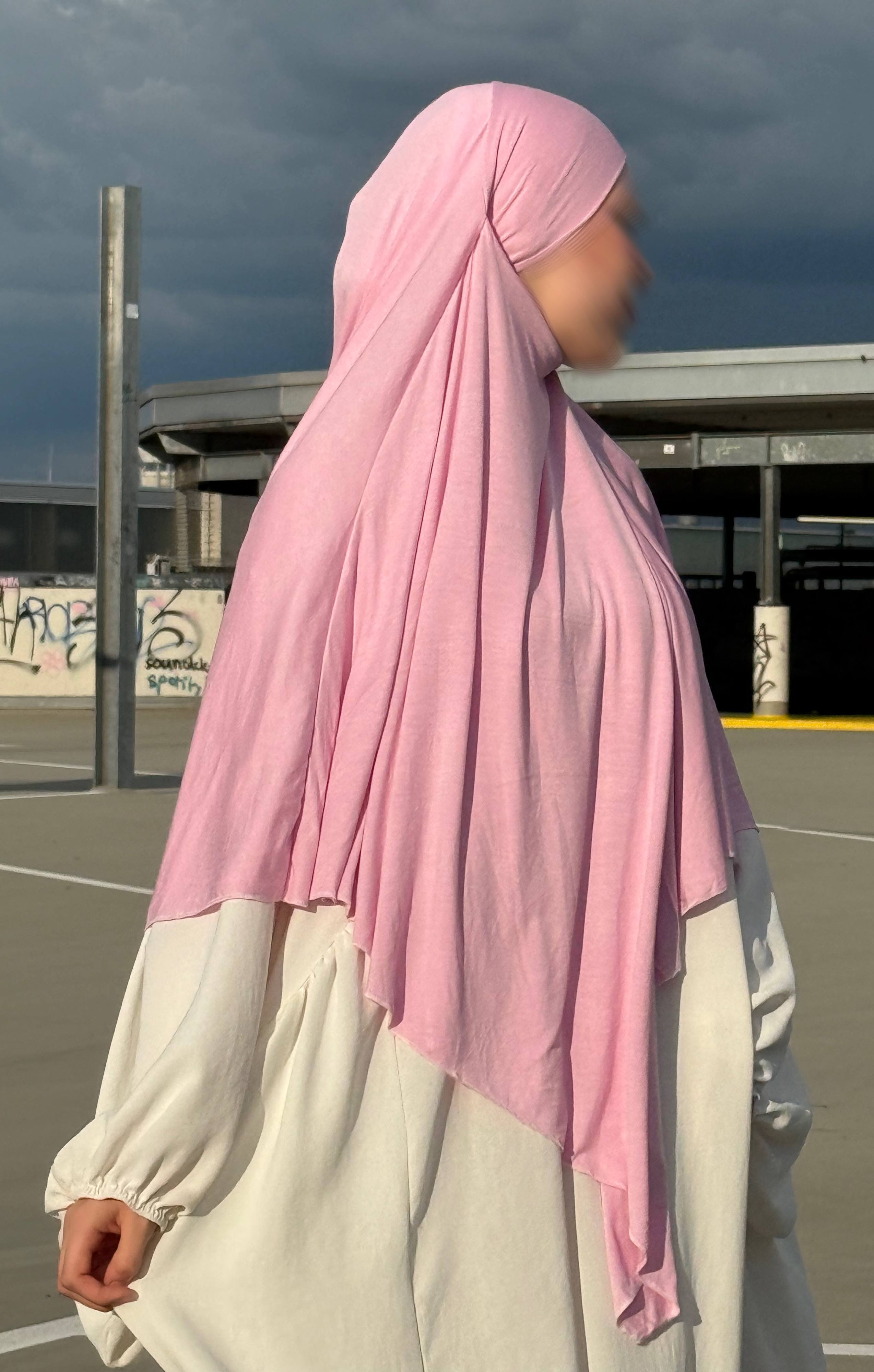 Jersey Khimar in Rosa (95% Viskose, 5% Elastan), seitliche Ansicht.