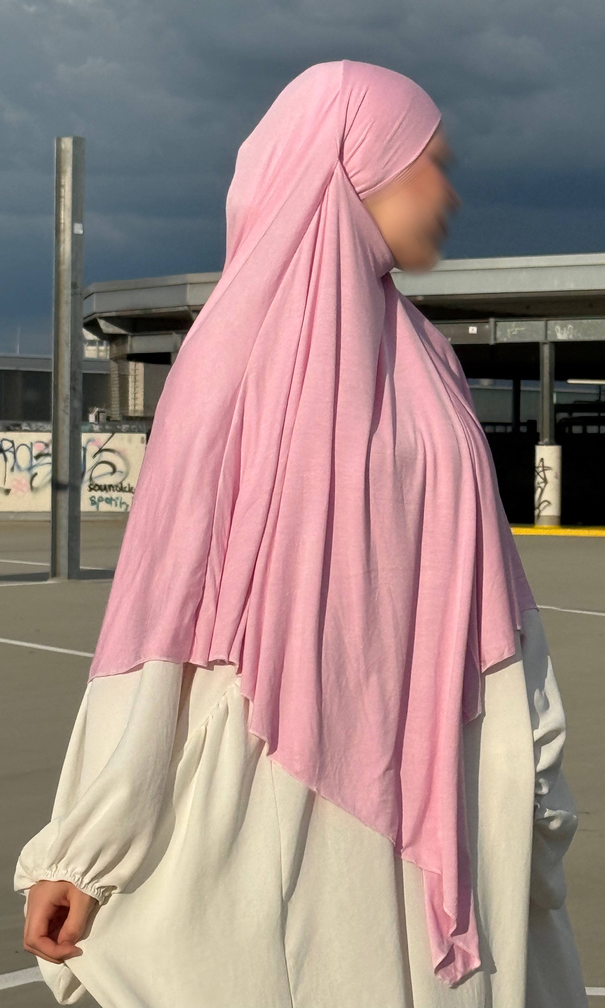 Jersey Khimar in Rosa (95% Viskose, 5% Elastan), seitliche Ansicht.